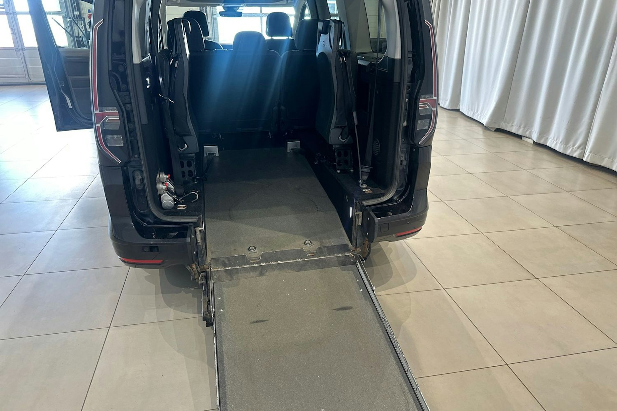 musta Volkswagen Caddy Maxi 2021 kuva 15.