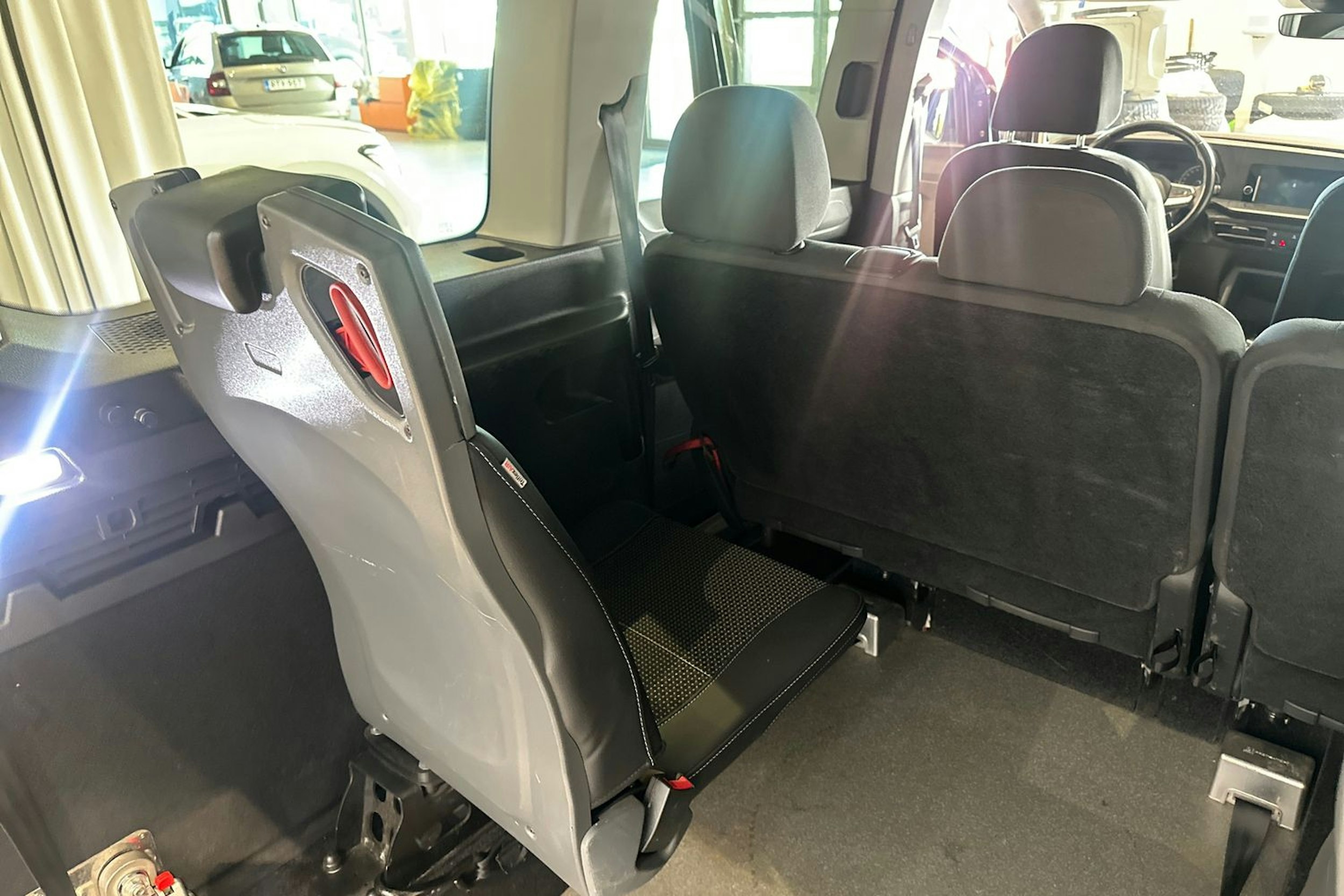musta Volkswagen Caddy Maxi 2021 kuva 17.