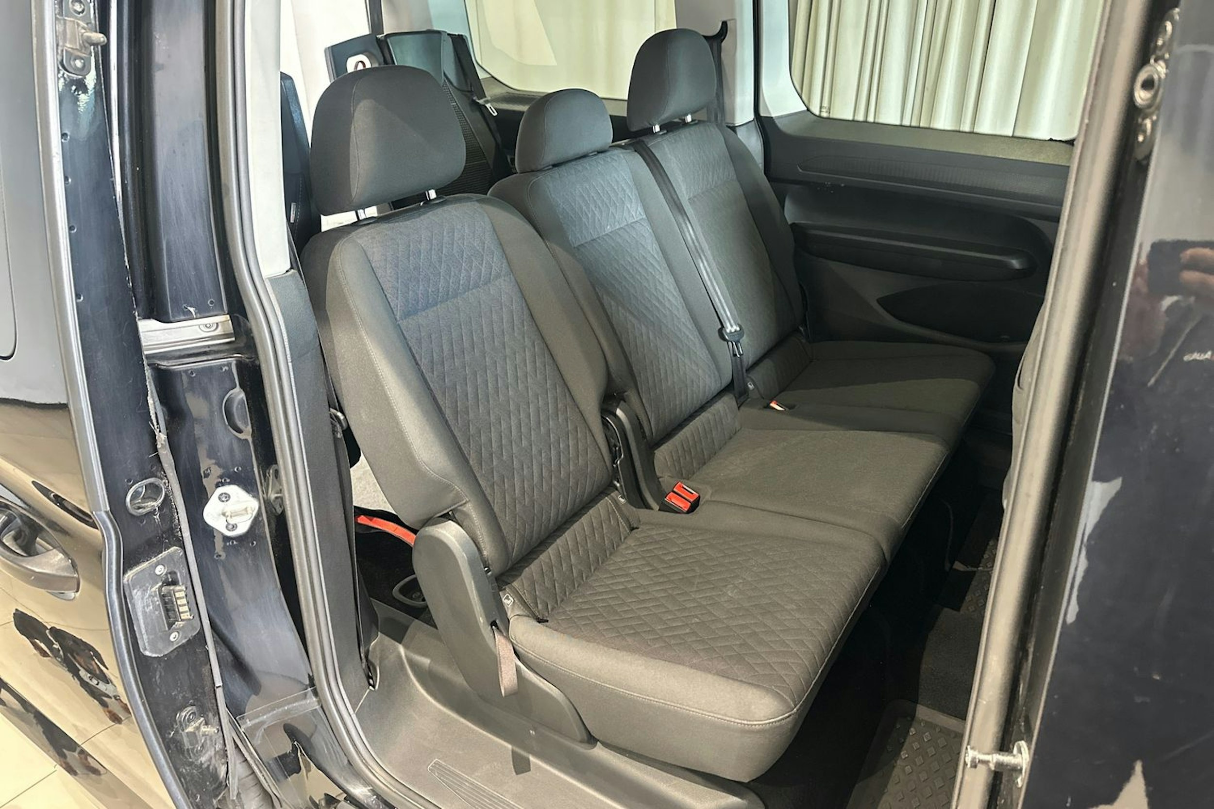 musta Volkswagen Caddy Maxi 2021 kuva 18.