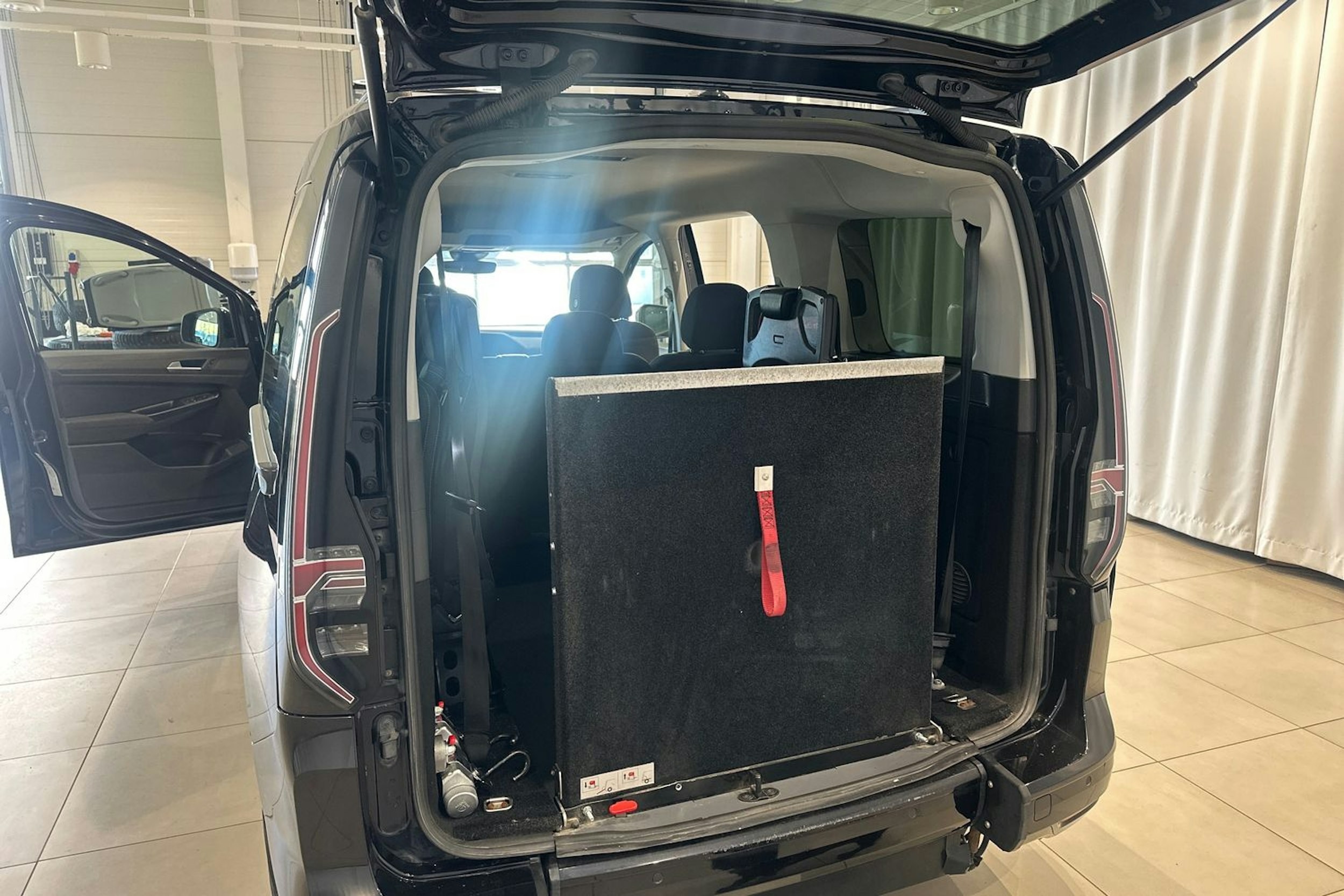 musta Volkswagen Caddy Maxi 2021 kuva 20.