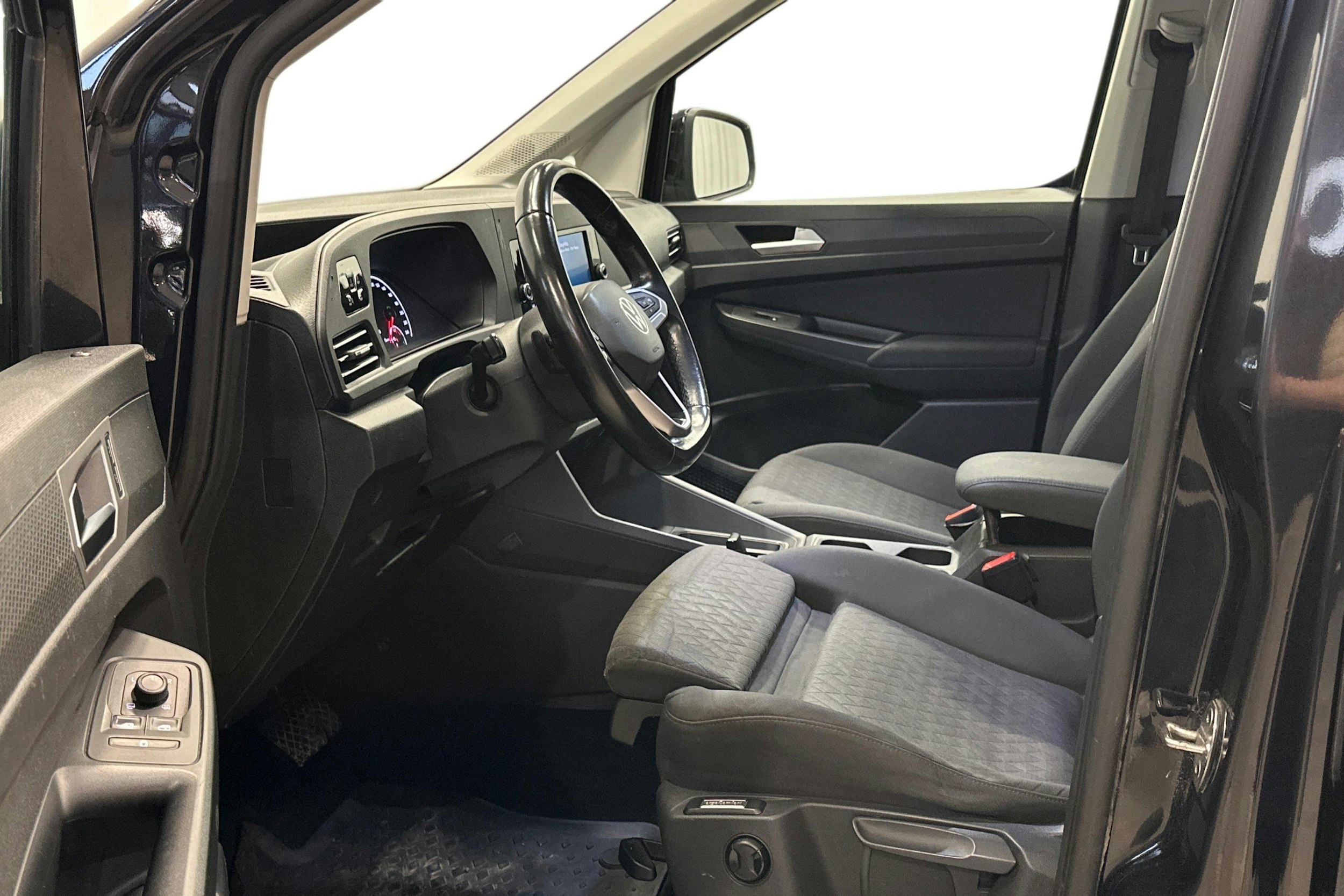 musta Volkswagen Caddy Maxi 2021 kuva 32.