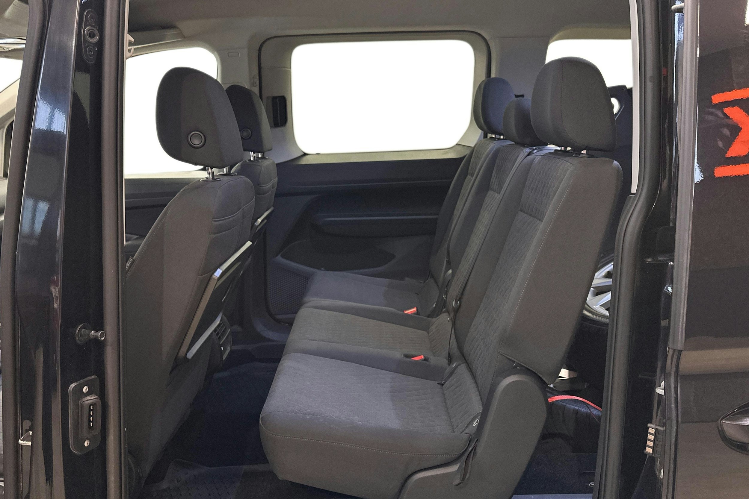 musta Volkswagen Caddy Maxi 2021 kuva 33.