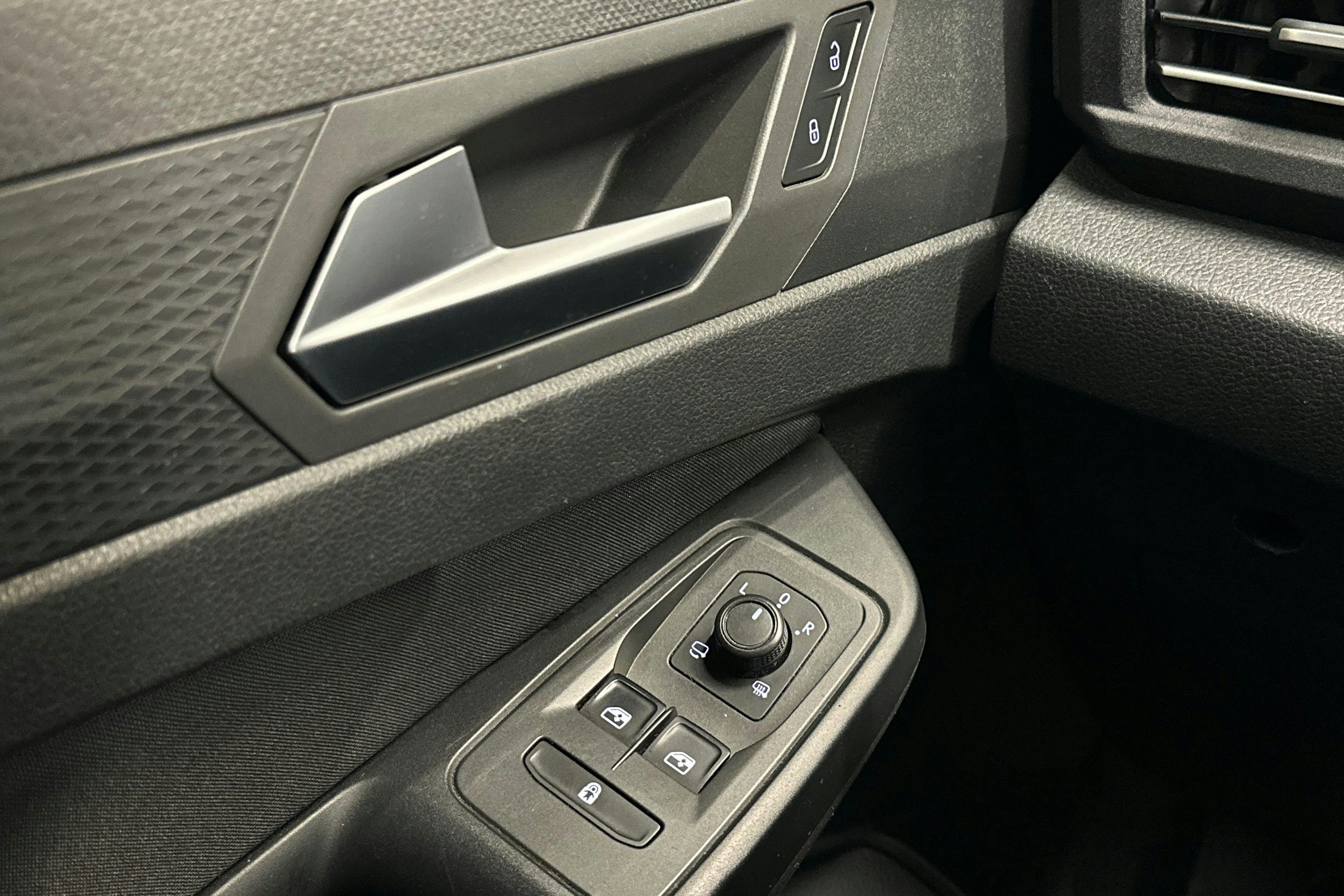 musta Volkswagen Caddy Maxi 2021 kuva 34.