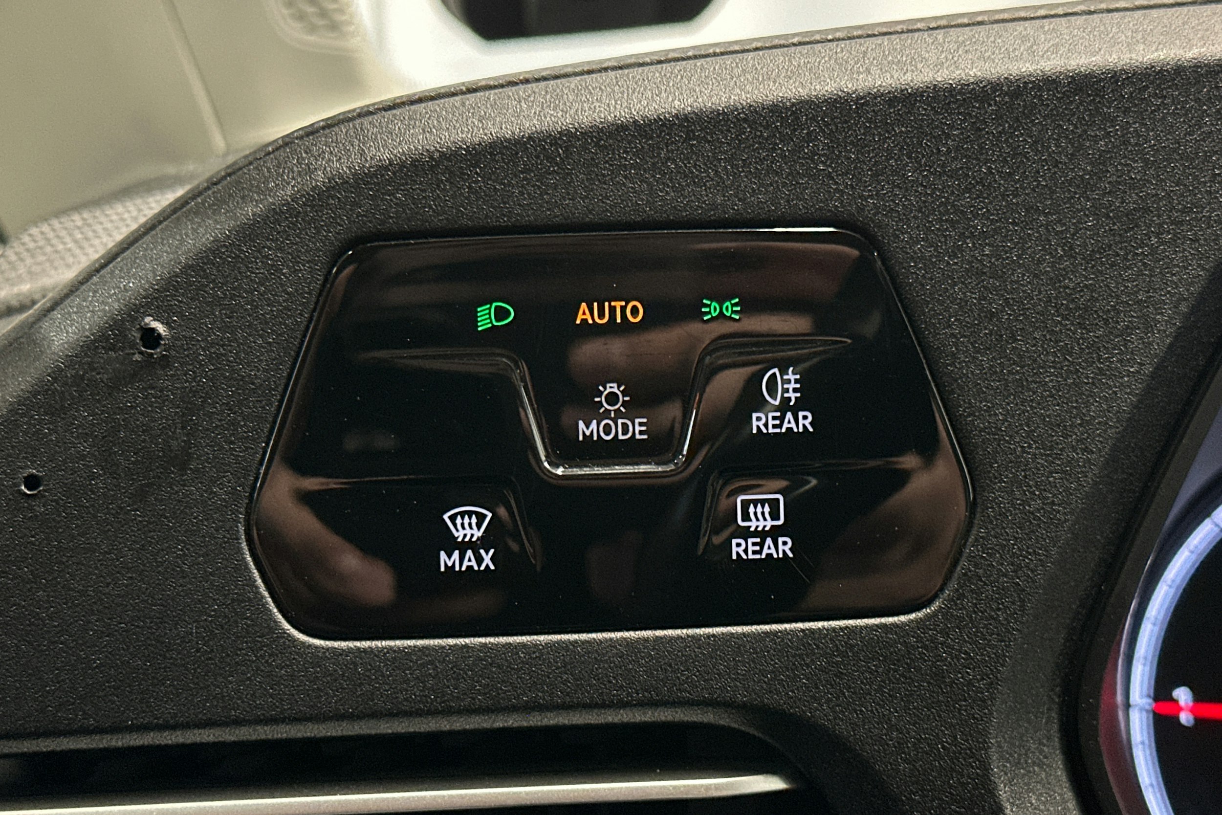 musta Volkswagen Caddy Maxi 2021 kuva 35.