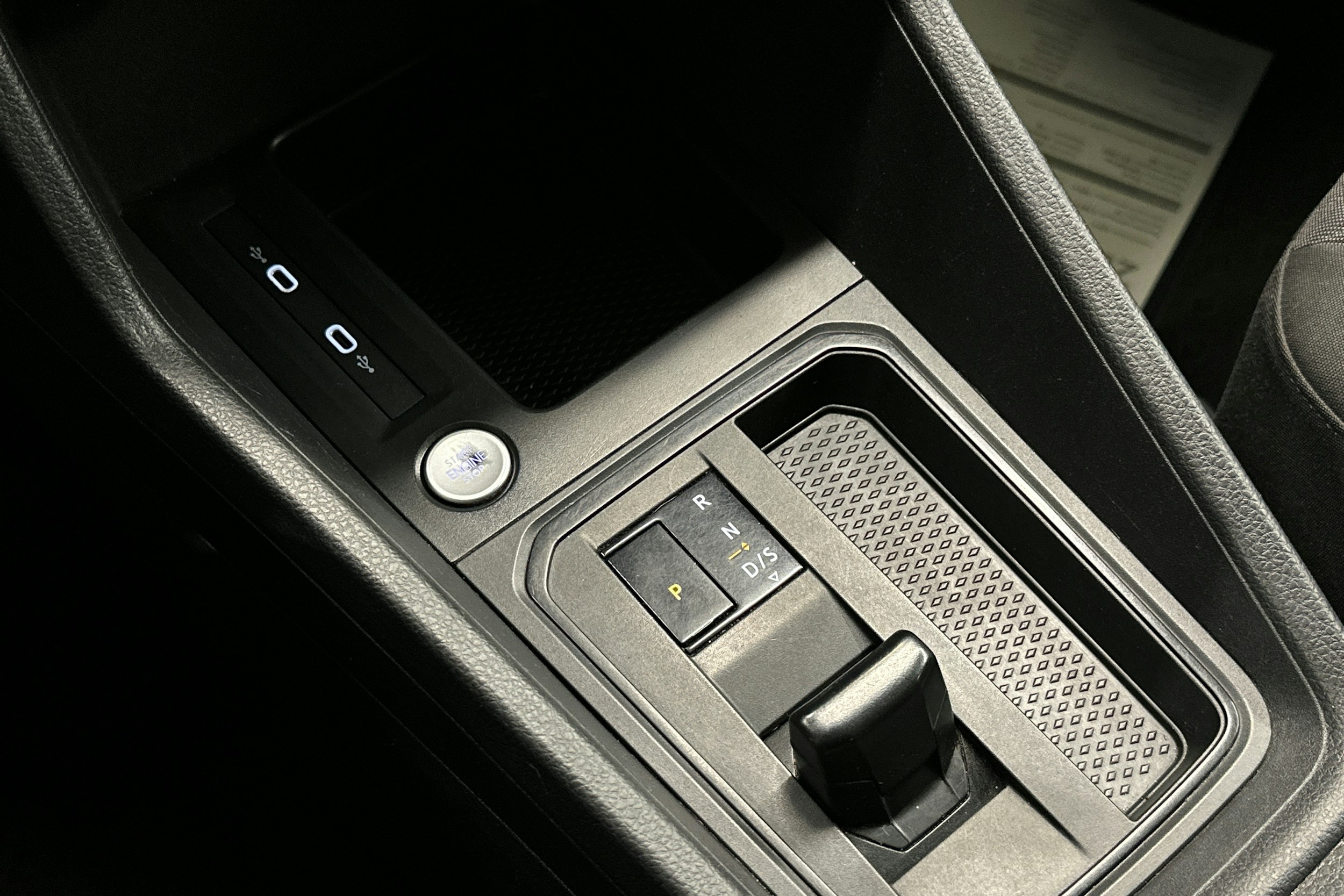 musta Volkswagen Caddy Maxi 2021 kuva 42.