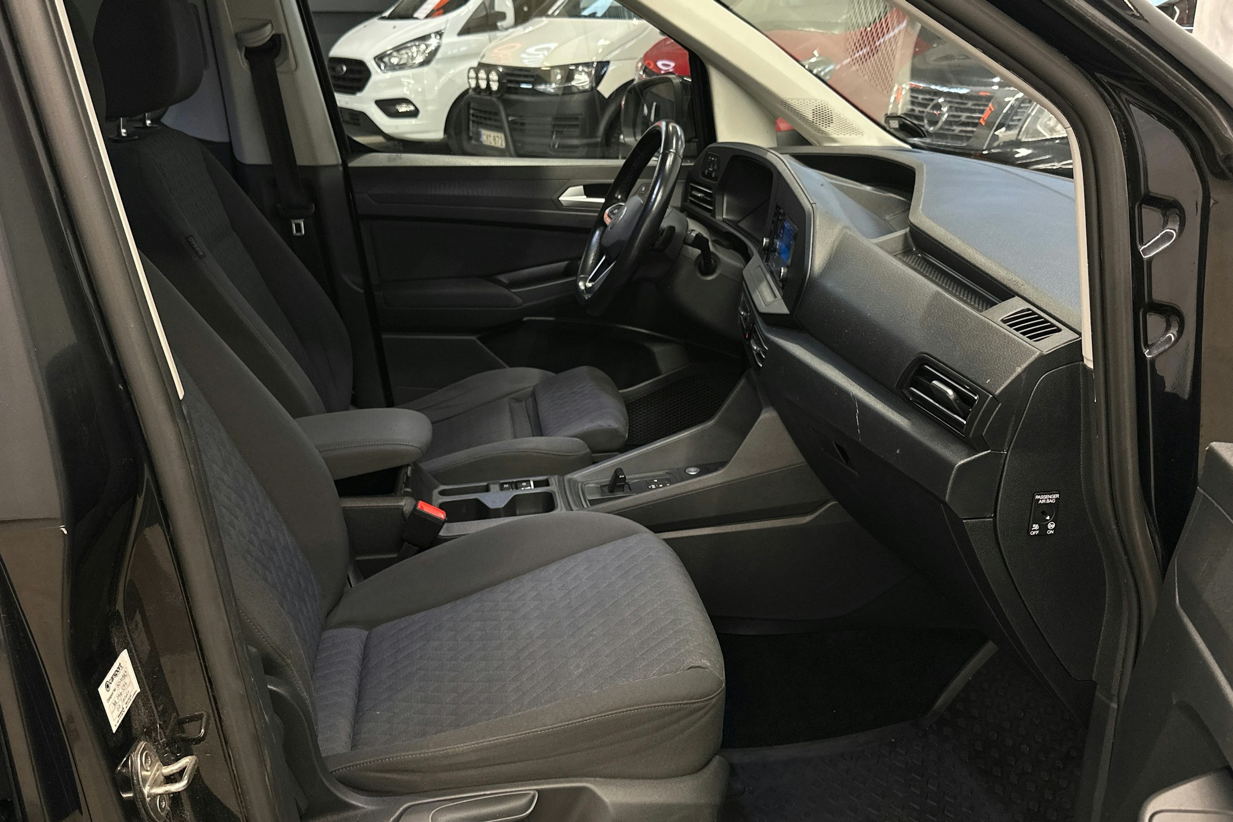 musta Volkswagen Caddy Maxi 2021 kuva 45.