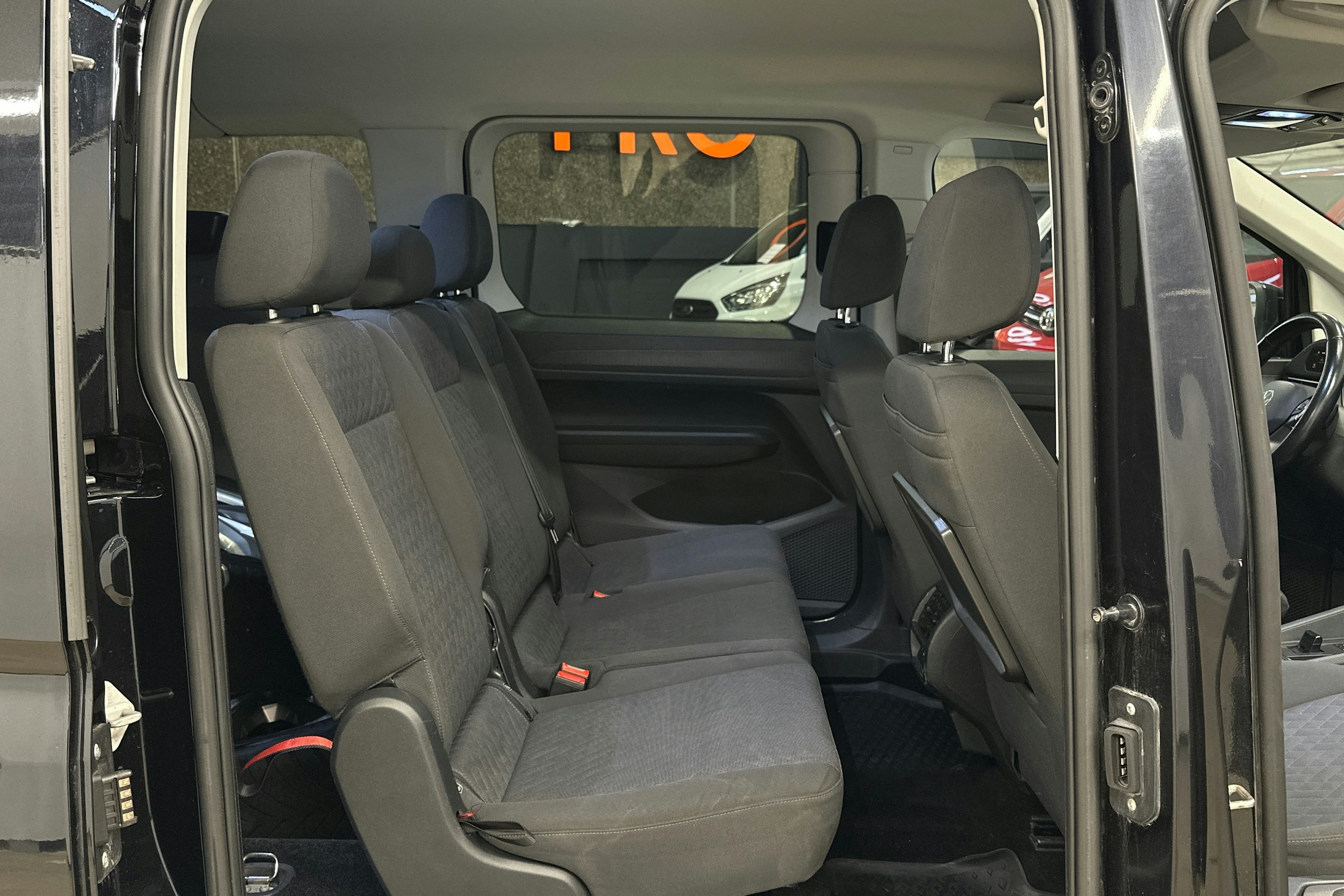 musta Volkswagen Caddy Maxi 2021 kuva 46.