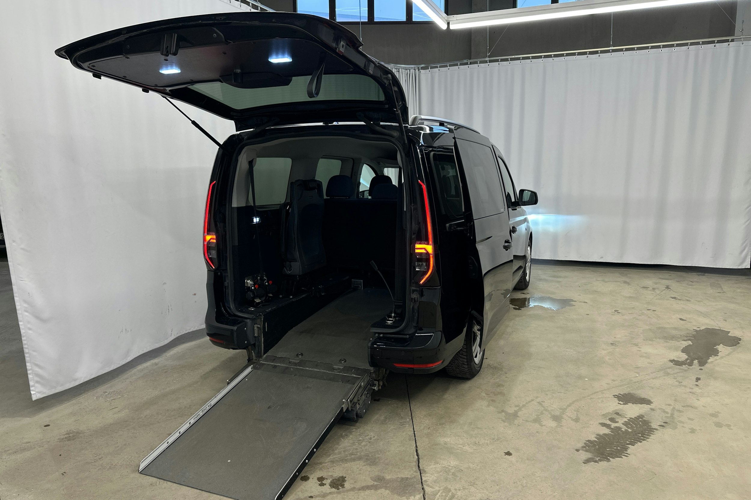 musta Volkswagen Caddy Maxi 2021 kuva 47.