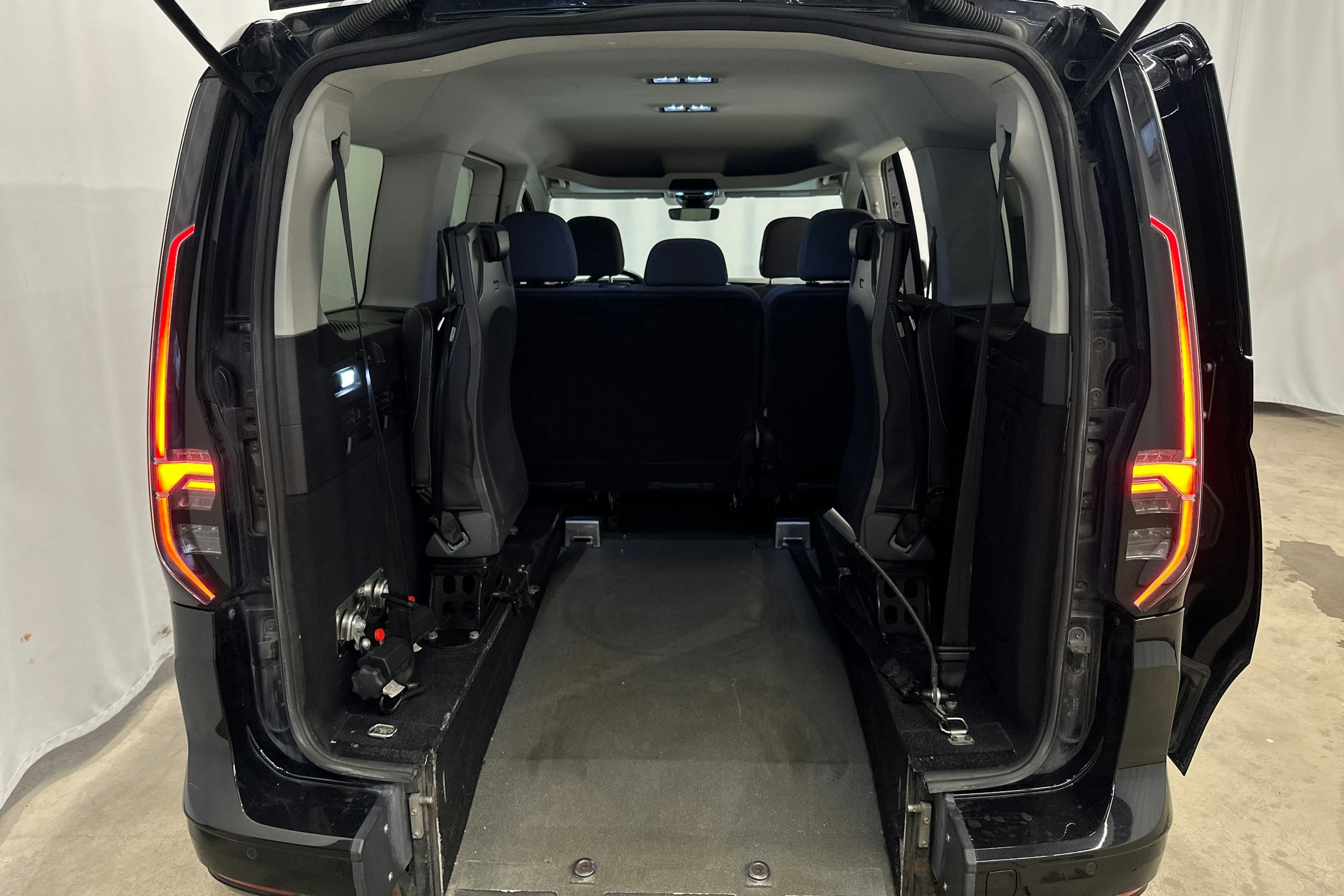 musta Volkswagen Caddy Maxi 2021 kuva 48.