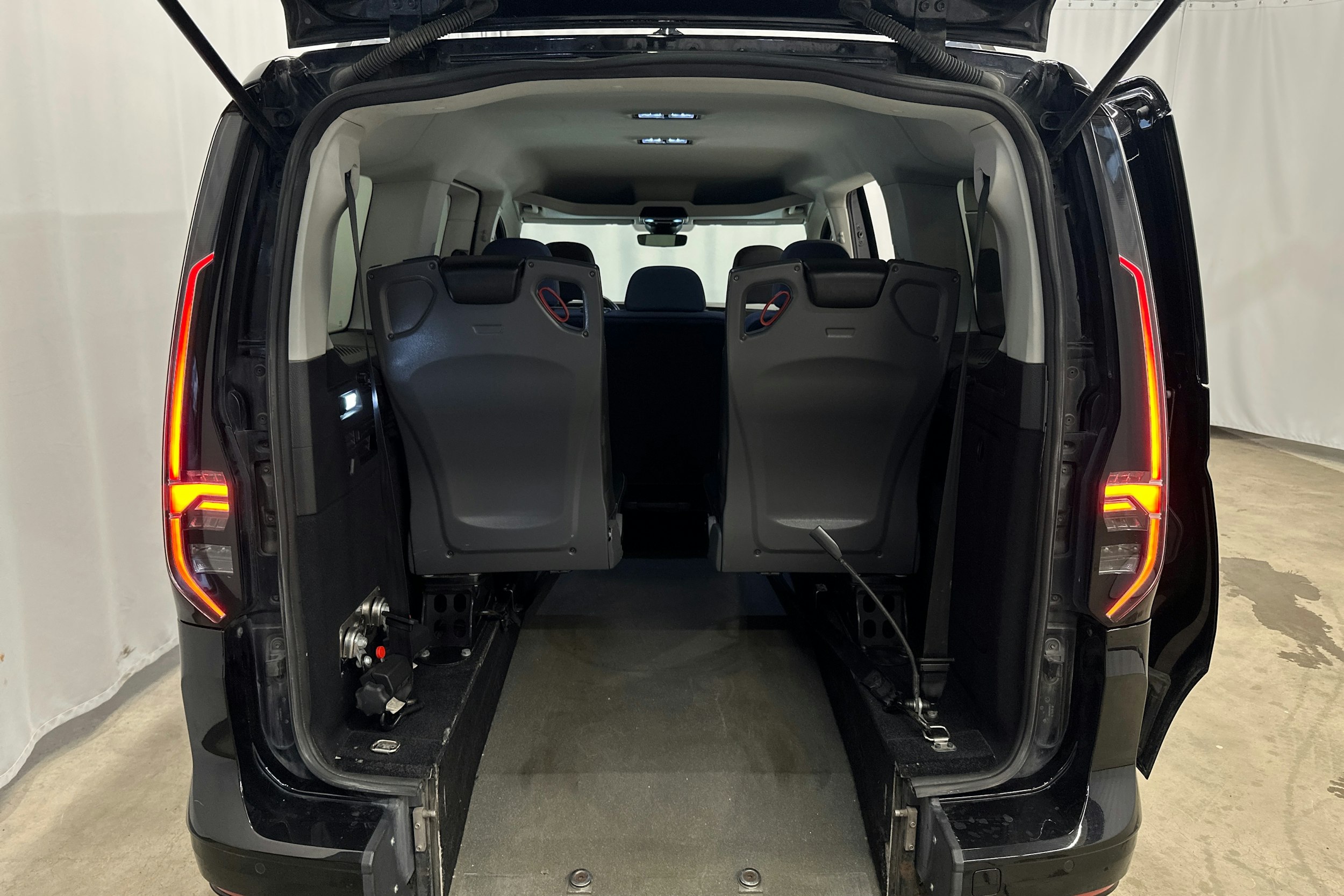 musta Volkswagen Caddy Maxi 2021 kuva 49.