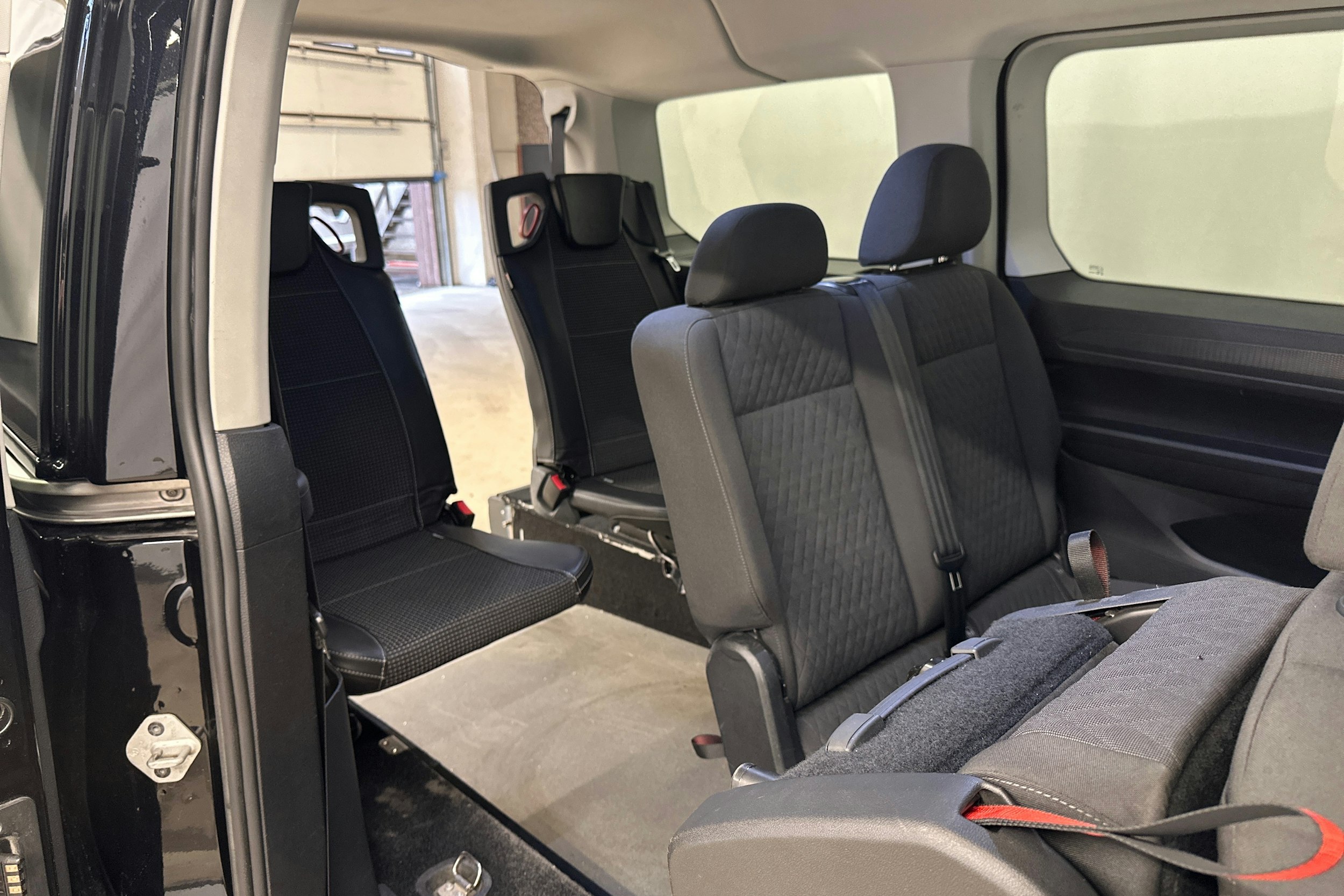 musta Volkswagen Caddy Maxi 2021 kuva 51.