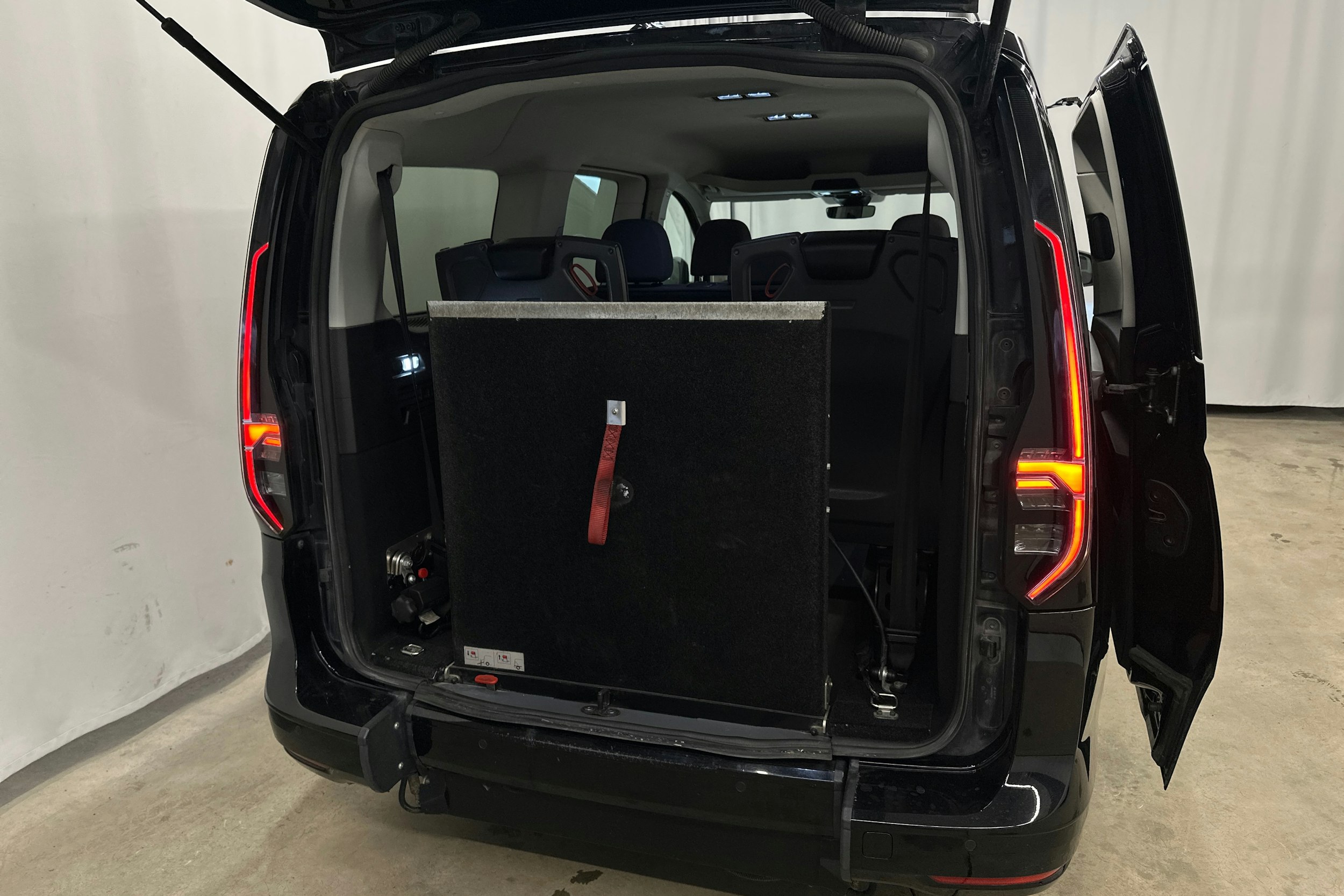 musta Volkswagen Caddy Maxi 2021 kuva 53.