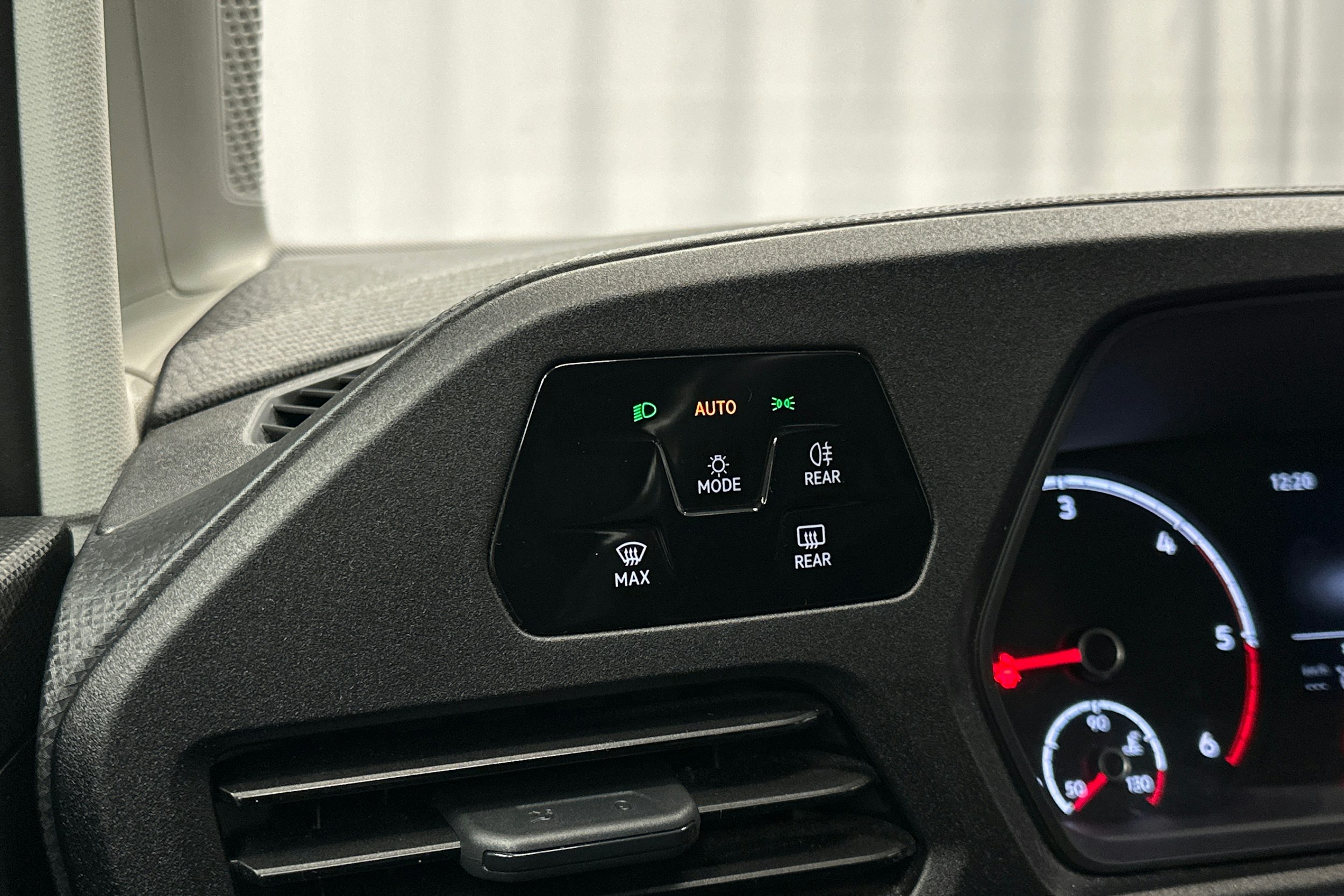 harmaa Volkswagen Caddy Maxi 2021 kuva 21.