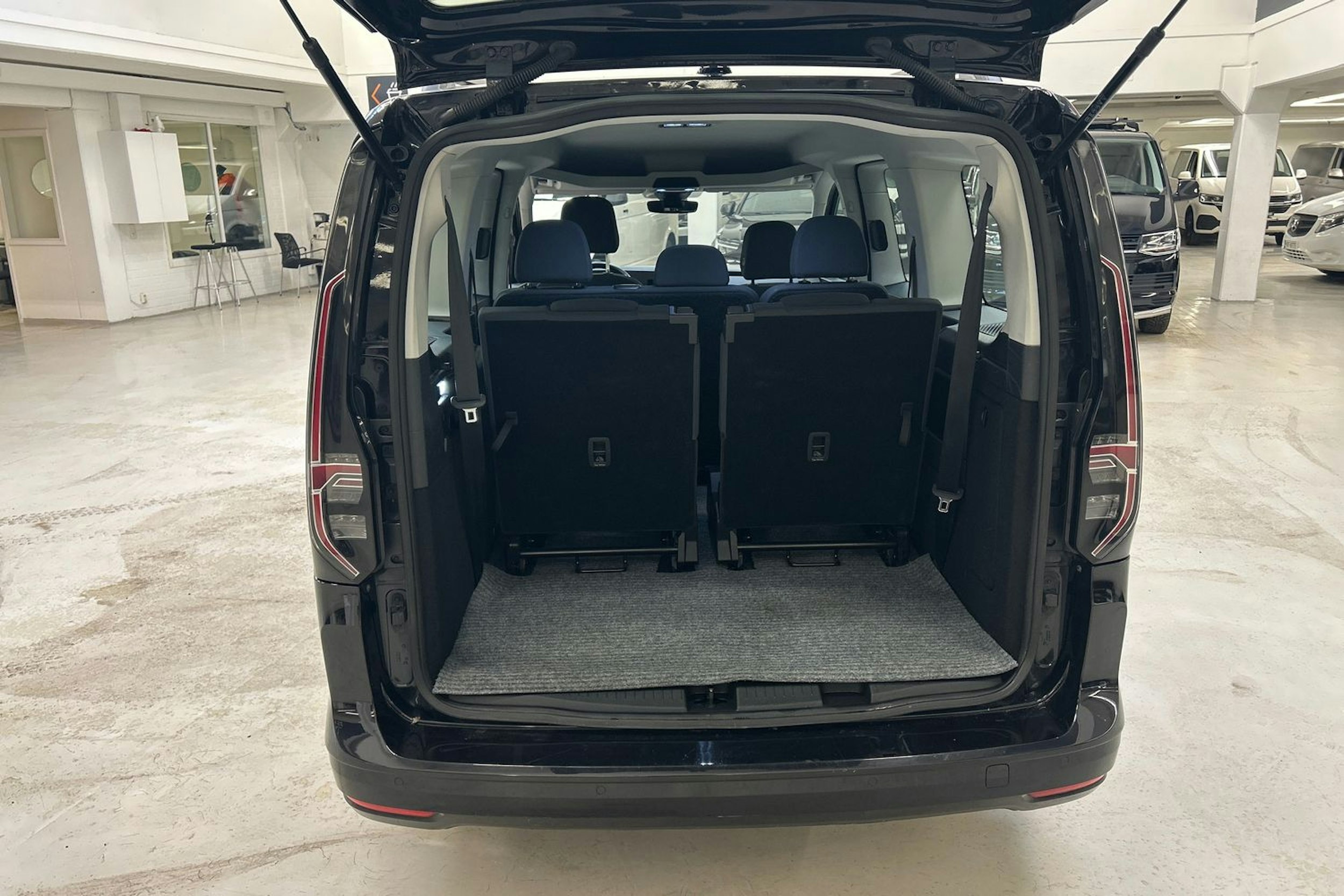 met. musta Volkswagen Caddy Maxi 2021 kuva 27.