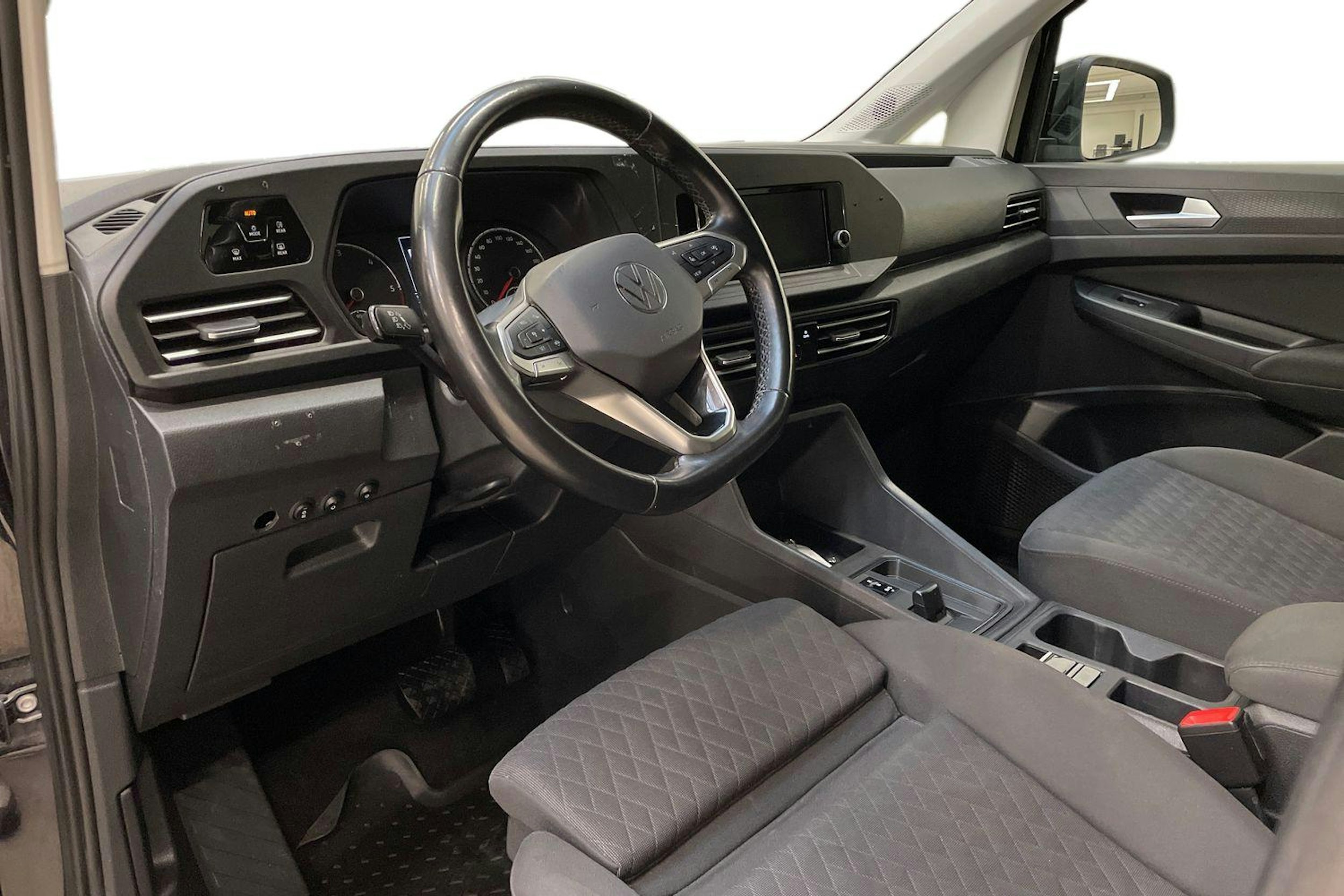 musta Volkswagen Caddy Maxi 2021 kuva 8.