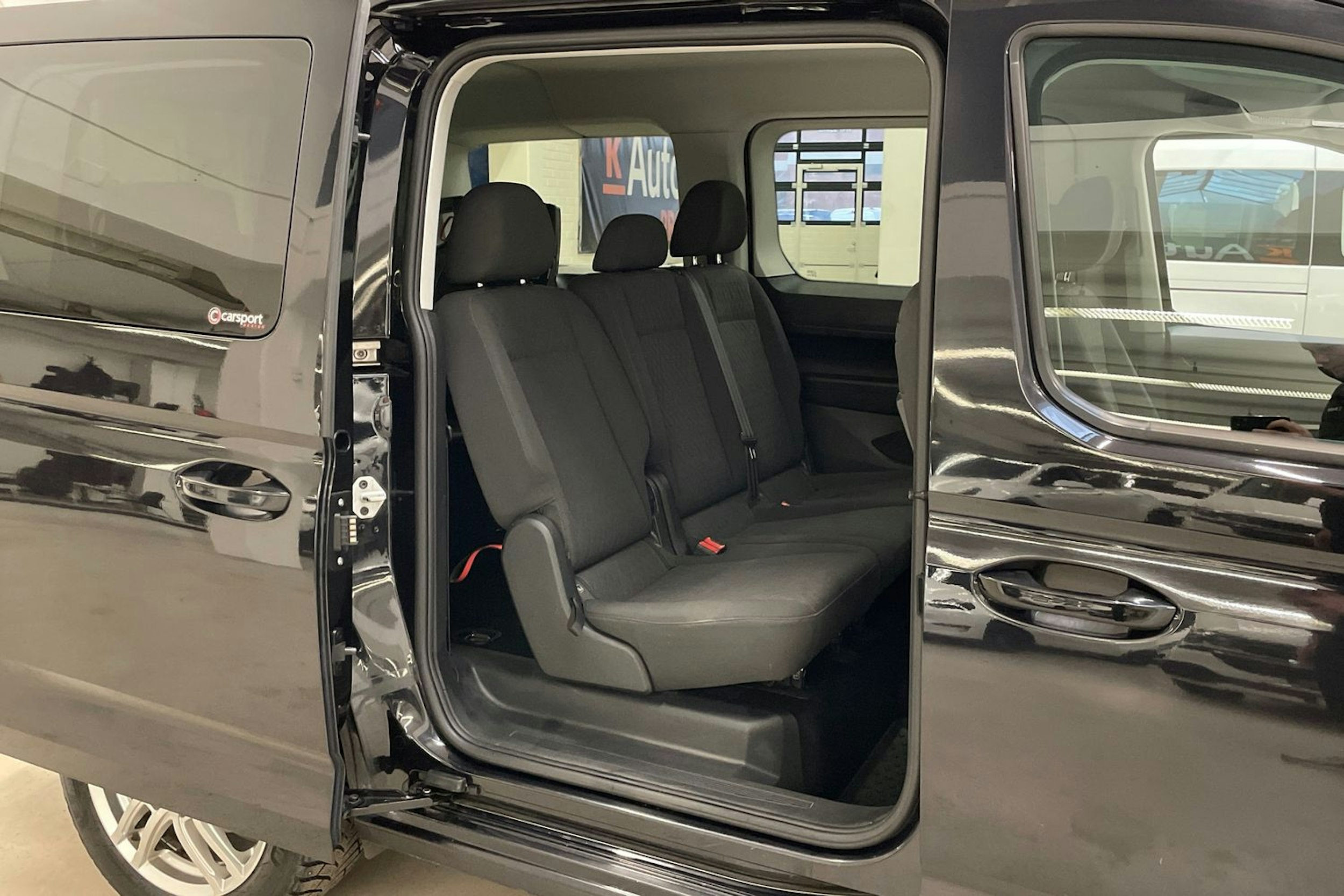 musta Volkswagen Caddy Maxi 2021 kuva 13.