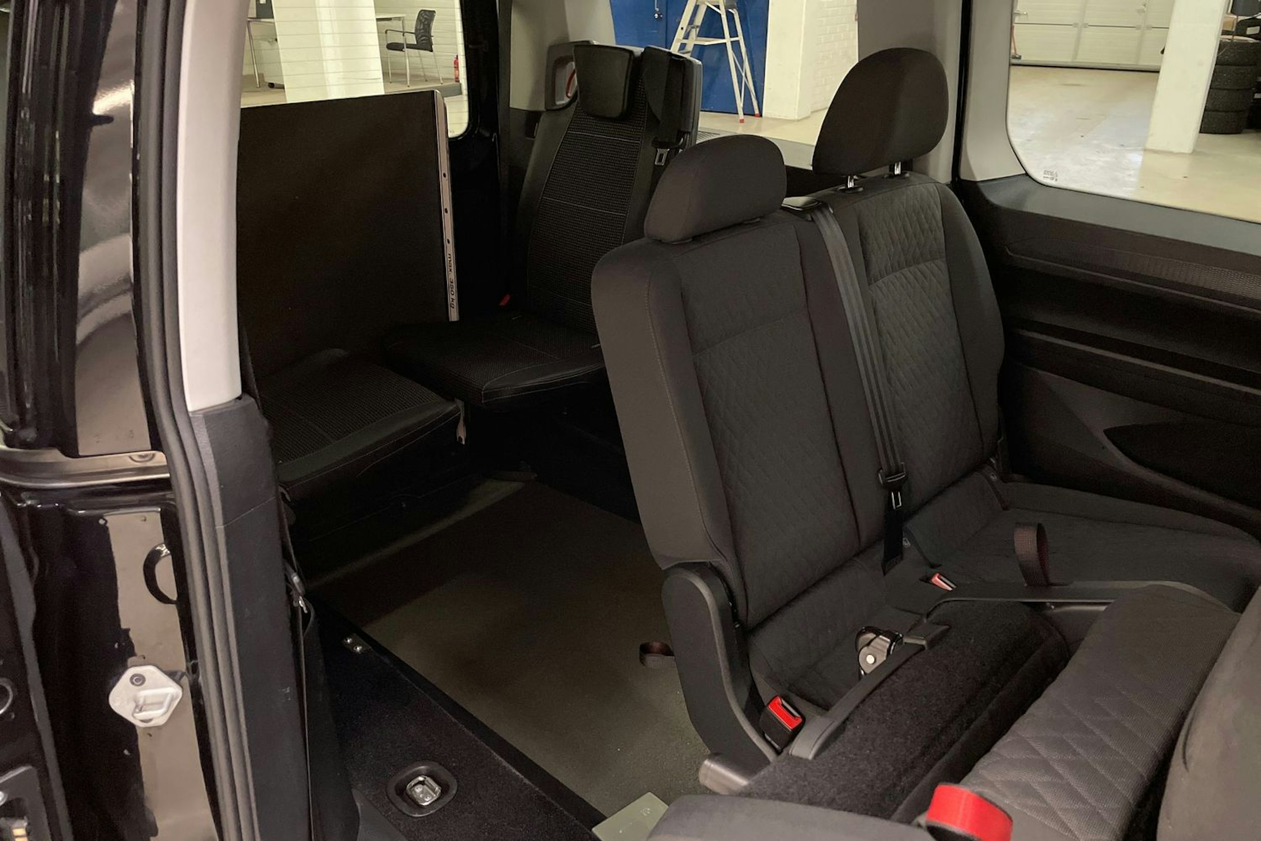 musta Volkswagen Caddy Maxi 2021 kuva 15.