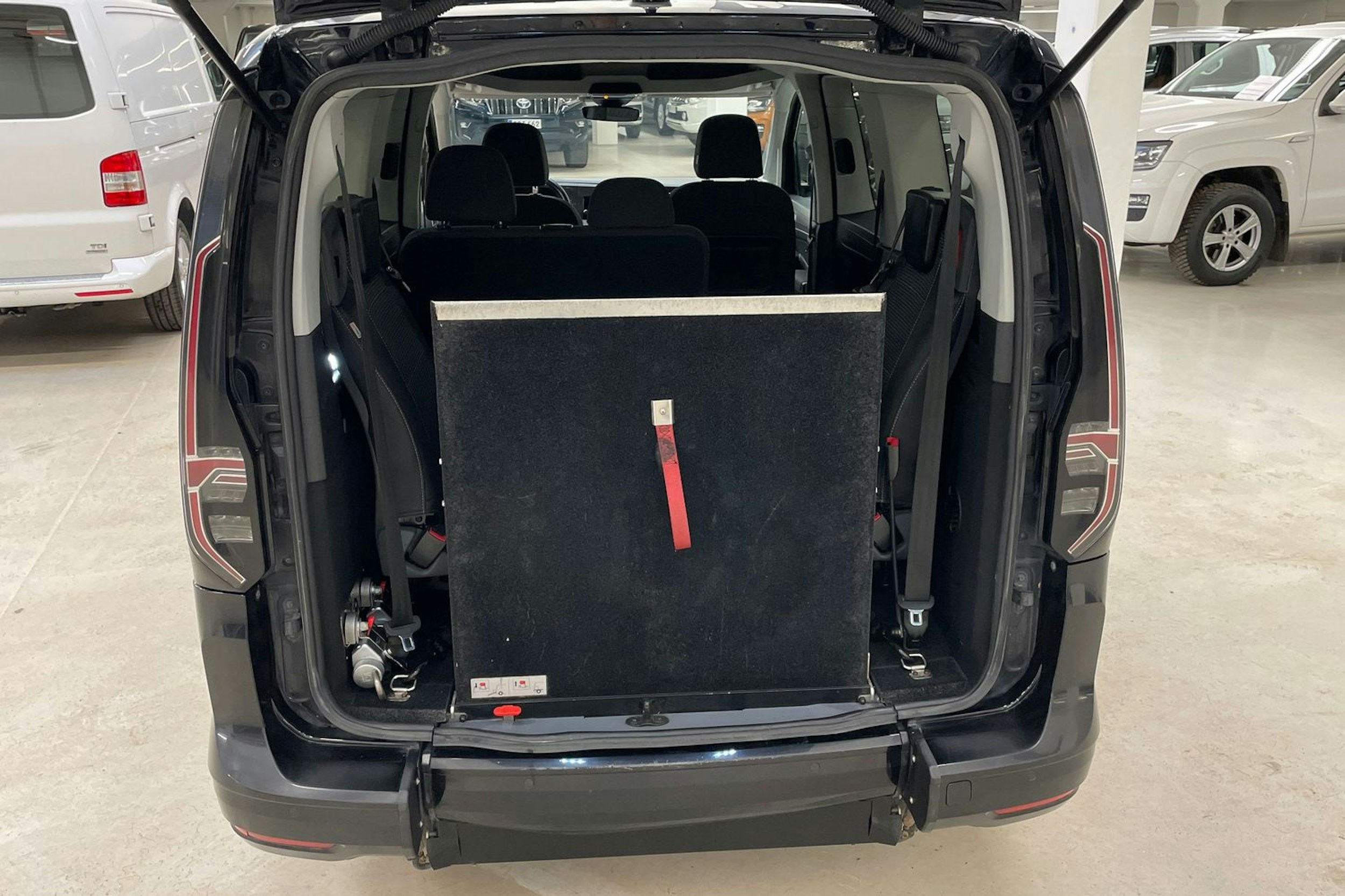 musta Volkswagen Caddy Maxi 2021 kuva 16.