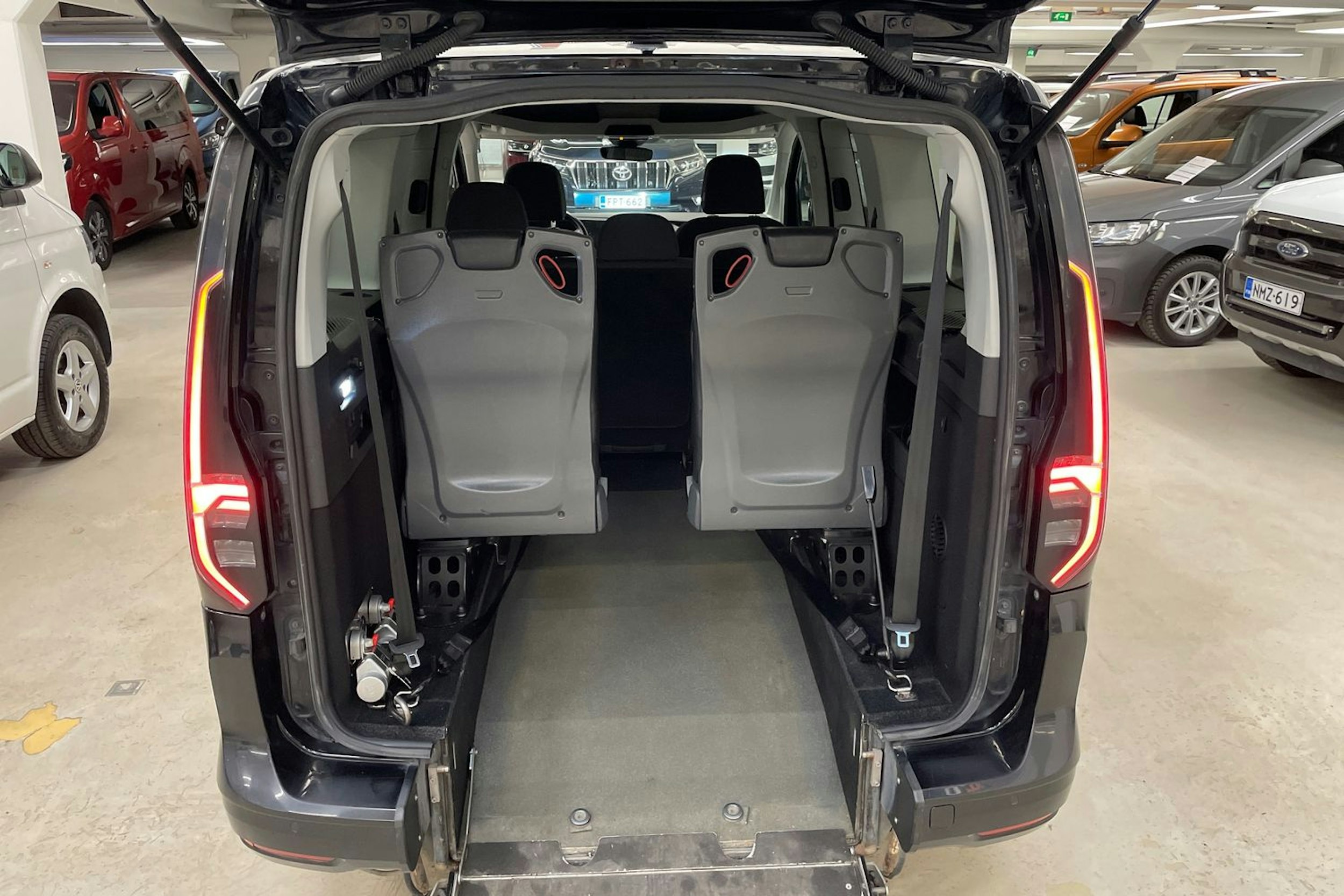 musta Volkswagen Caddy Maxi 2021 kuva 17.