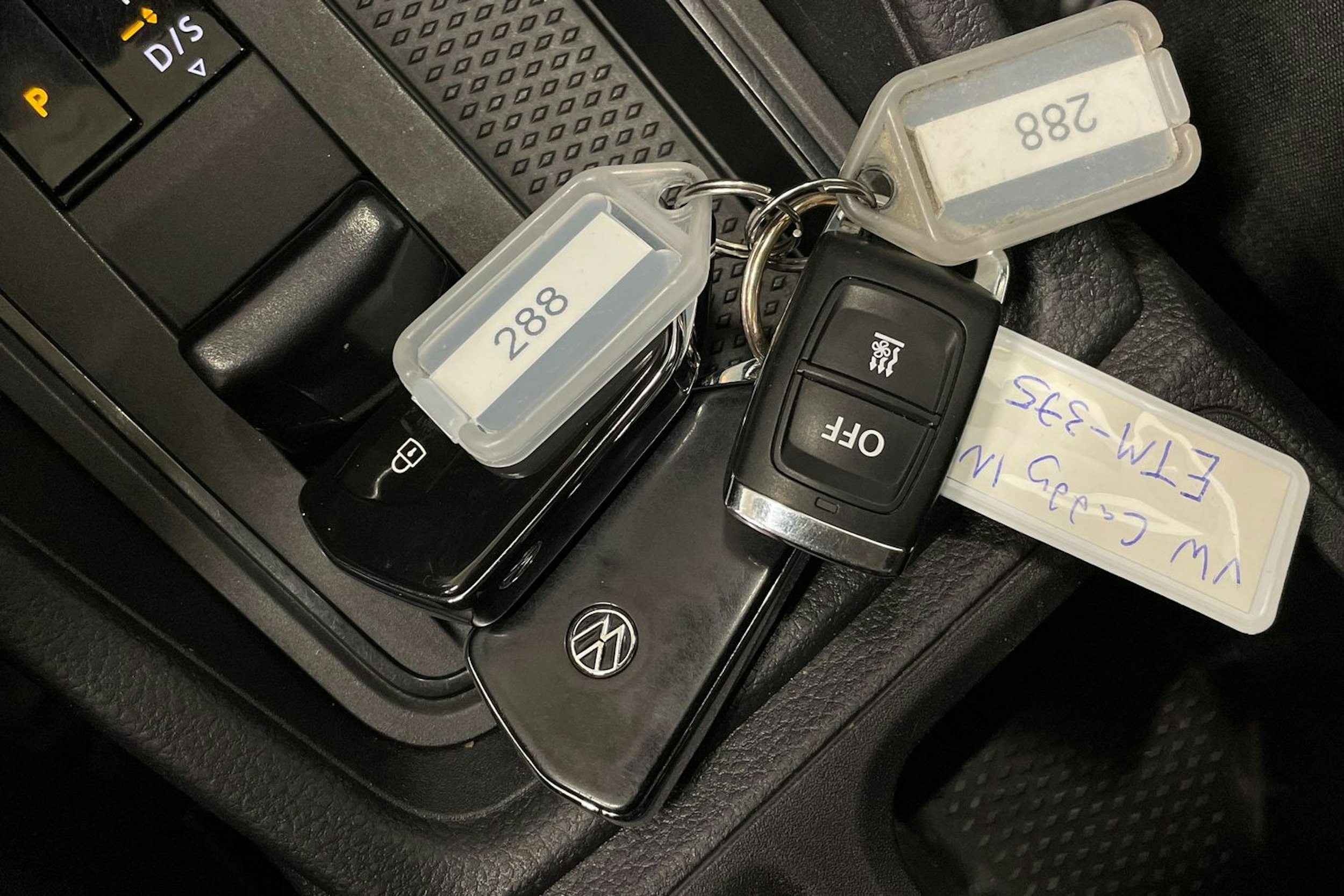 musta Volkswagen Caddy Maxi 2021 kuva 28.