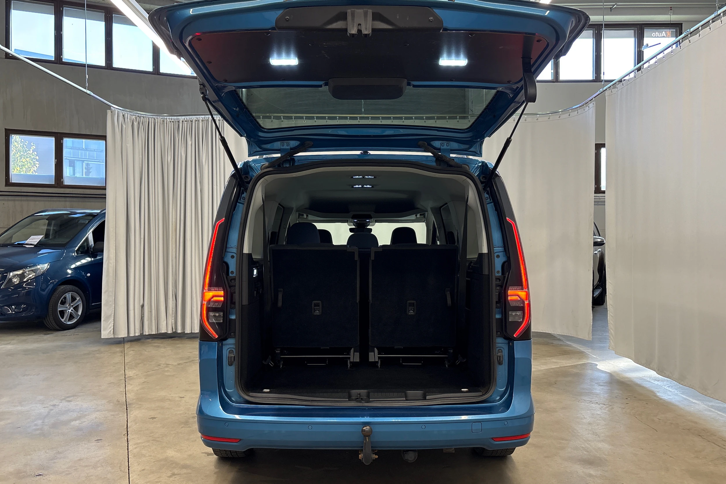met. sininen Volkswagen Caddy Maxi 2021 kuva 23.