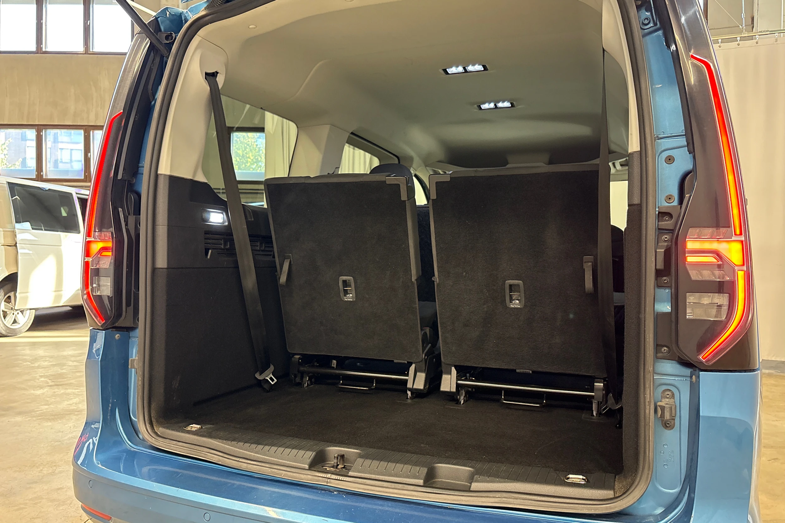 met. sininen Volkswagen Caddy Maxi 2021 kuva 24.
