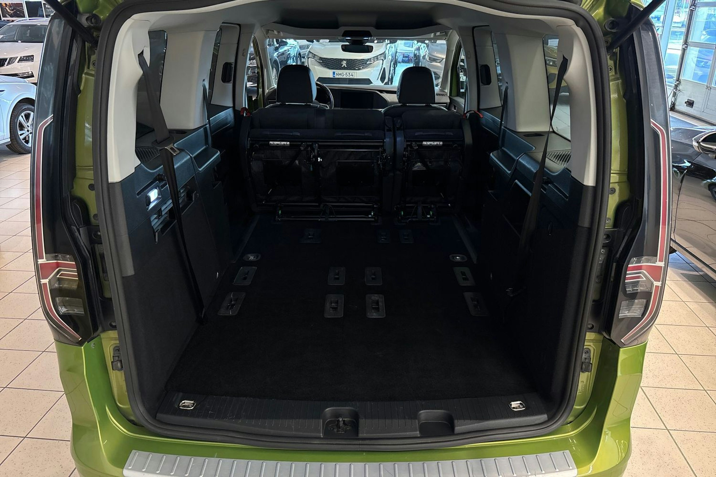 vihreä Volkswagen Caddy Maxi 2021 kuva 16.