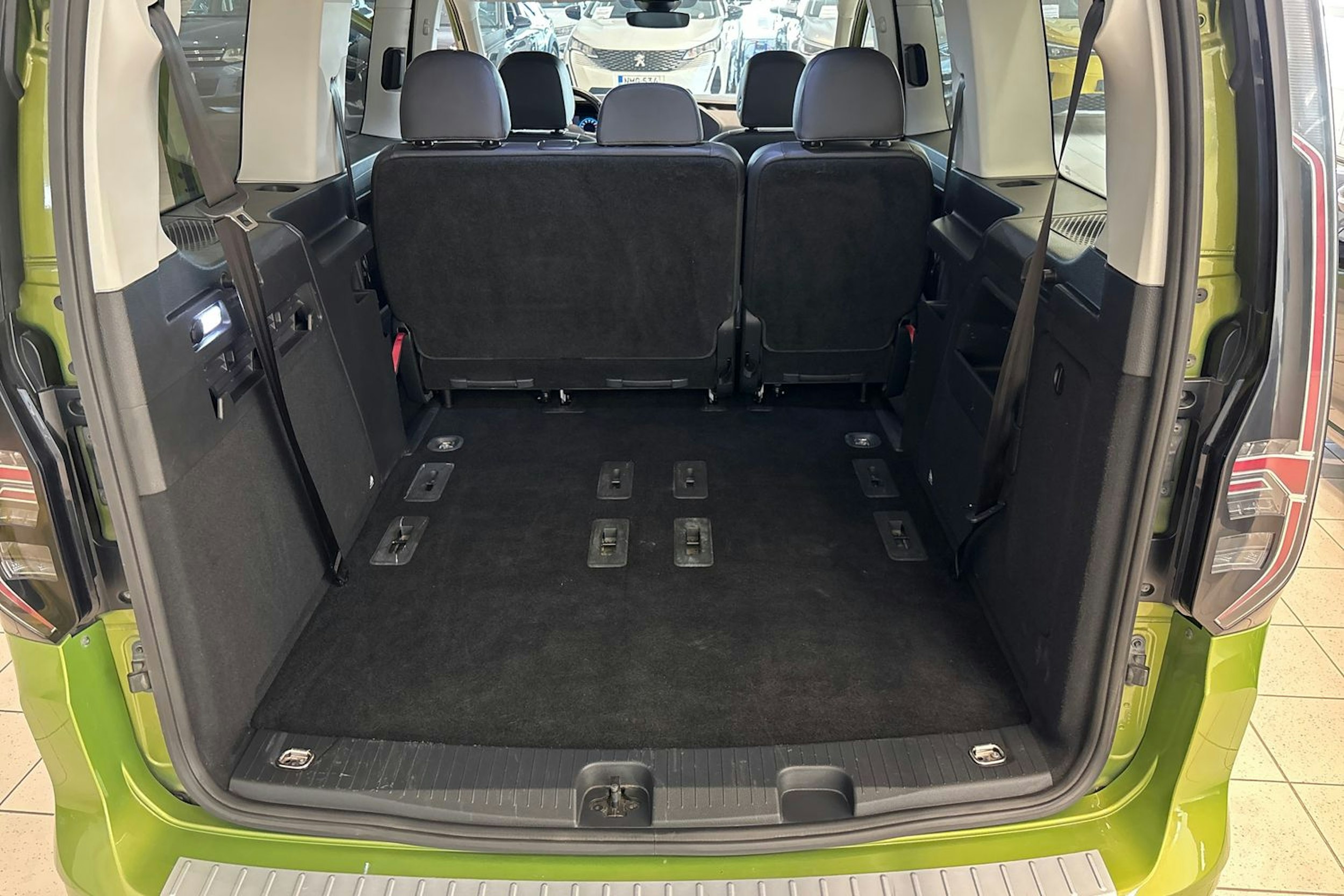 vihreä Volkswagen Caddy Maxi 2021 kuva 17.