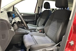 Punainen Volkswagen Caddy Maxi 2021 kuva 9.