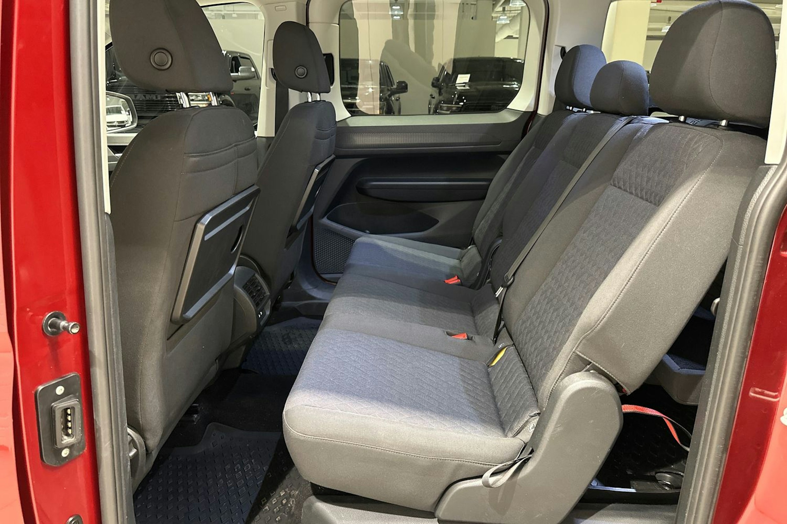 Punainen Volkswagen Caddy Maxi 2021 kuva 14.