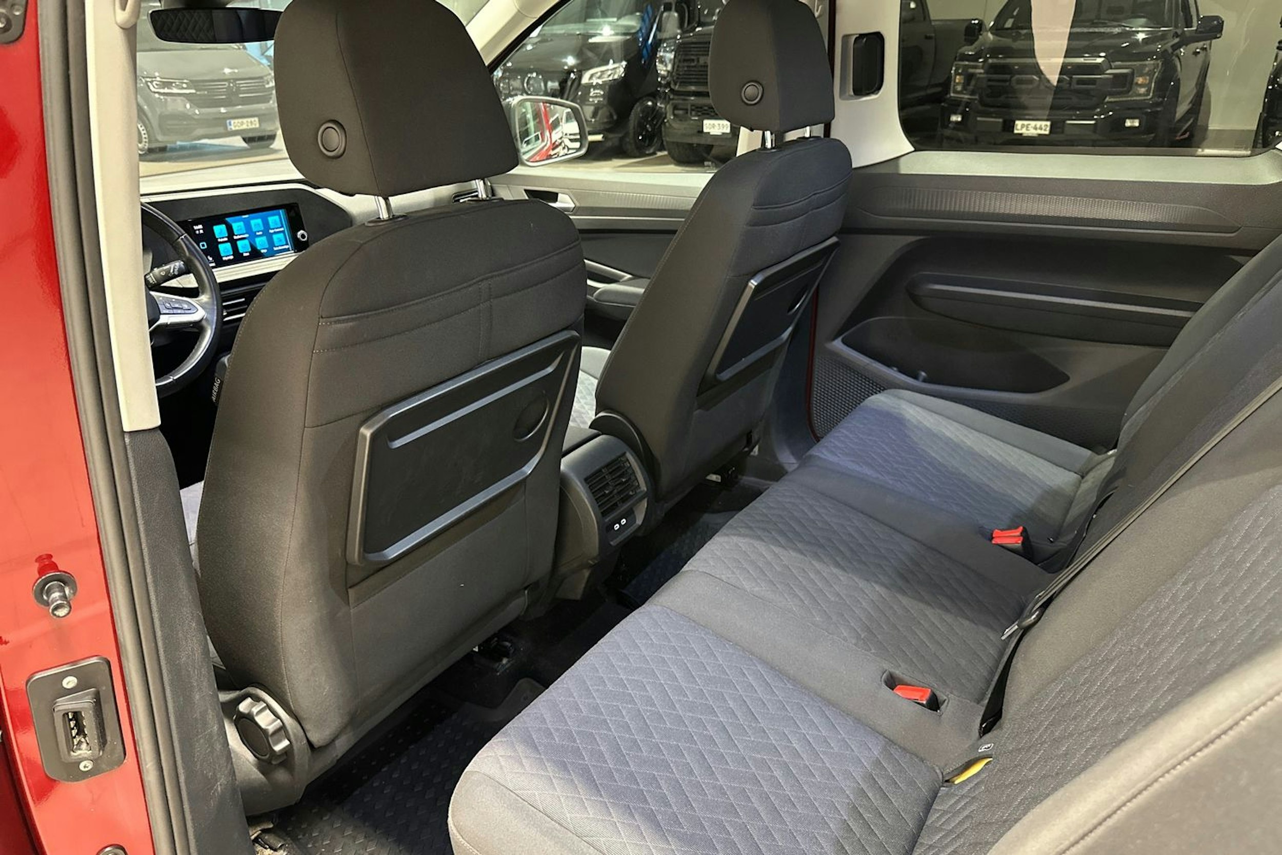 Punainen Volkswagen Caddy Maxi 2021 kuva 15.