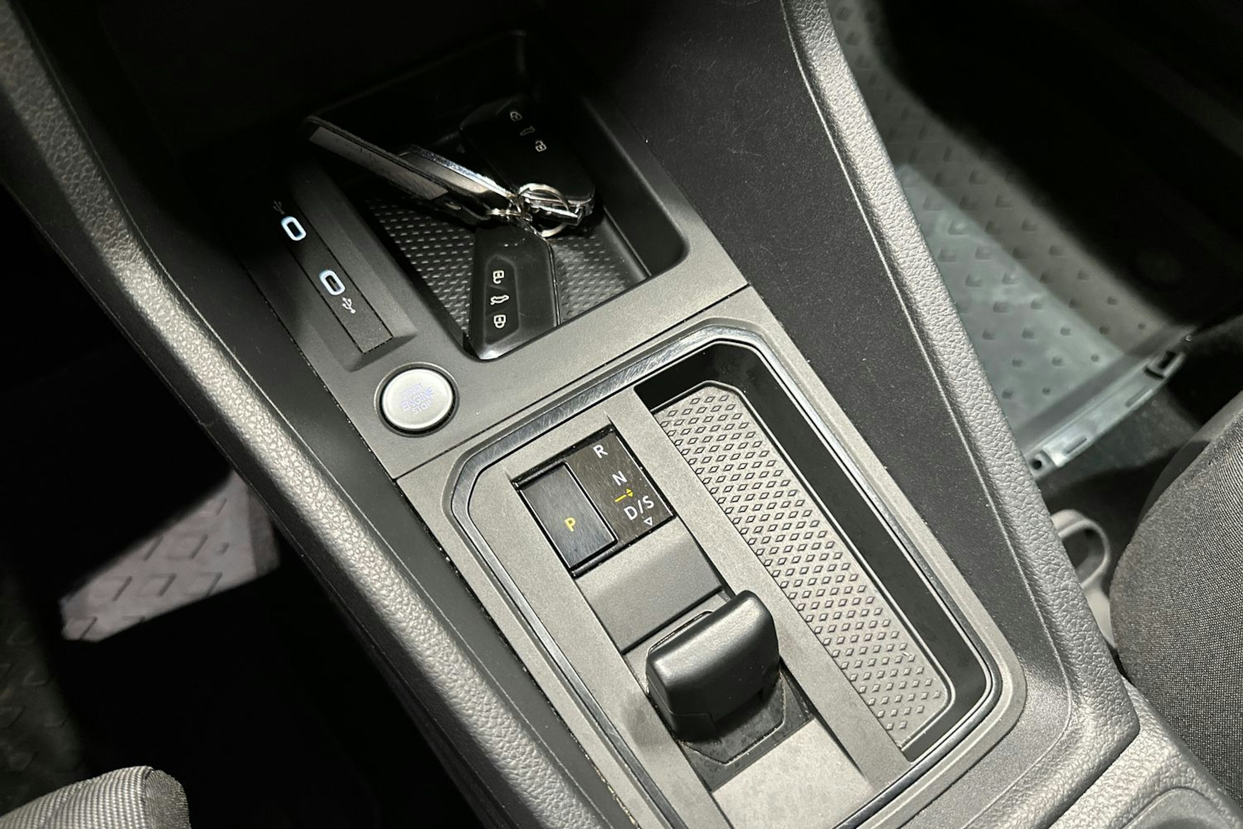 Punainen Volkswagen Caddy Maxi 2021 kuva 26.