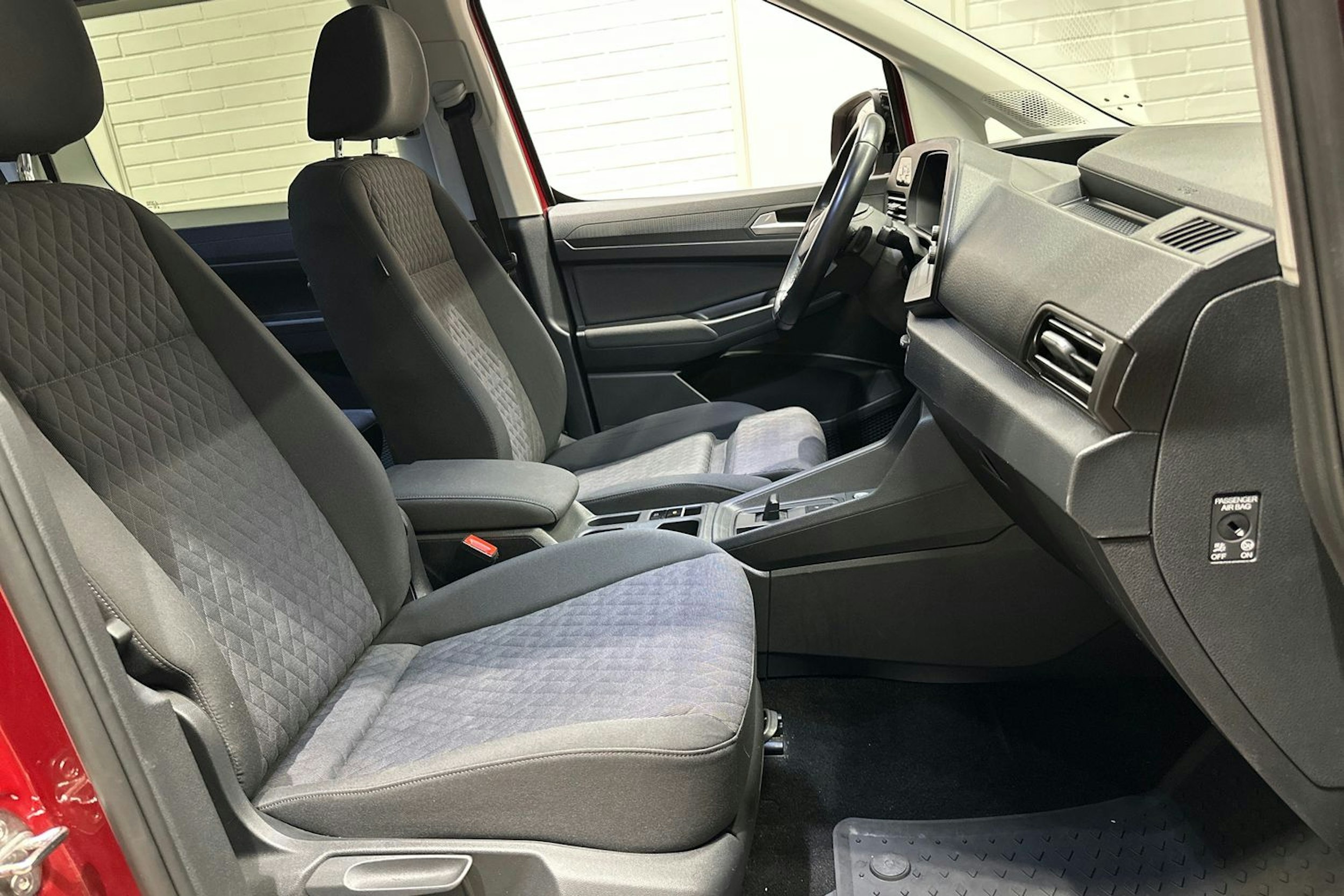 Punainen Volkswagen Caddy Maxi 2021 kuva 28.