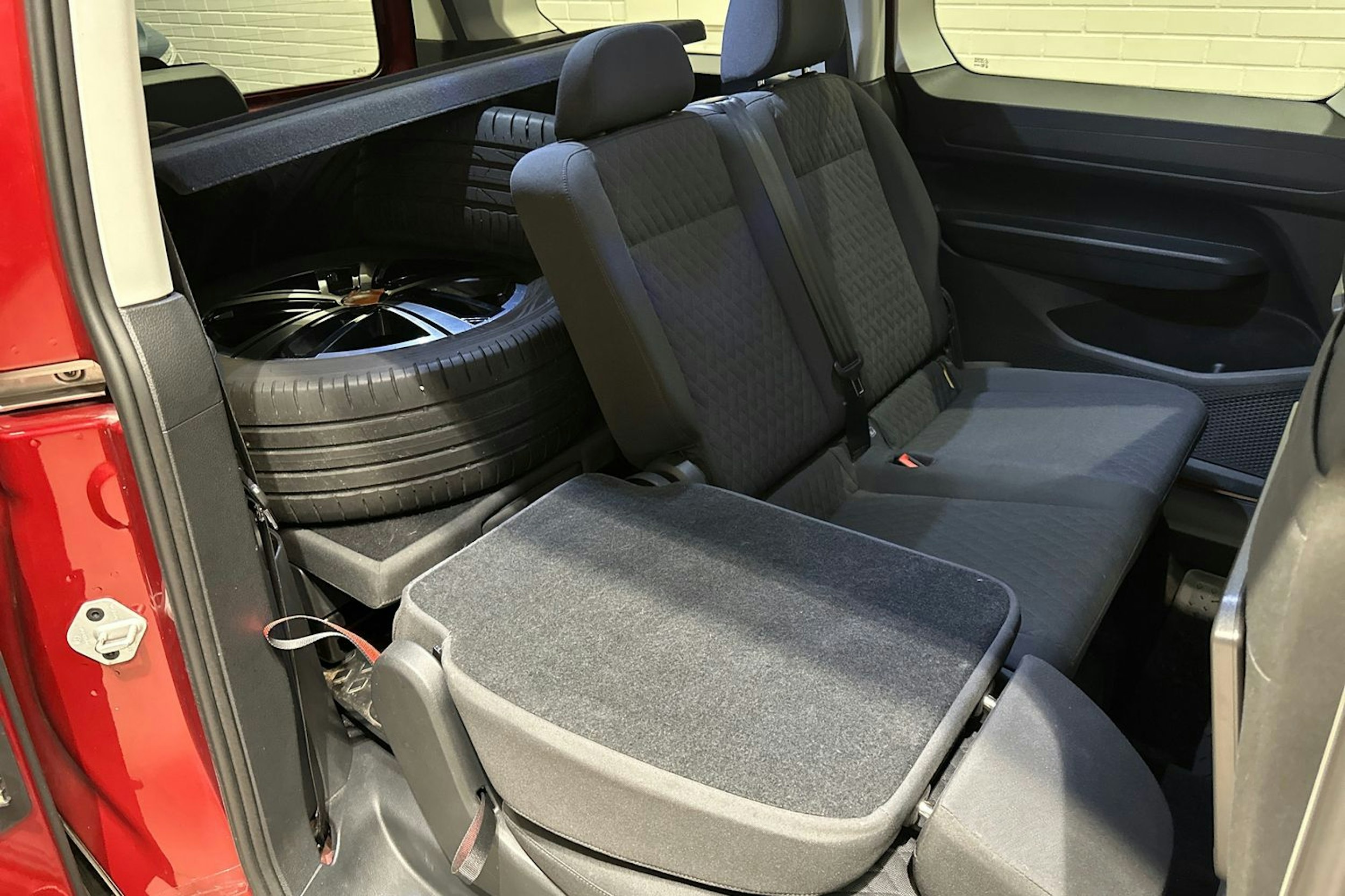 Punainen Volkswagen Caddy Maxi 2021 kuva 29.