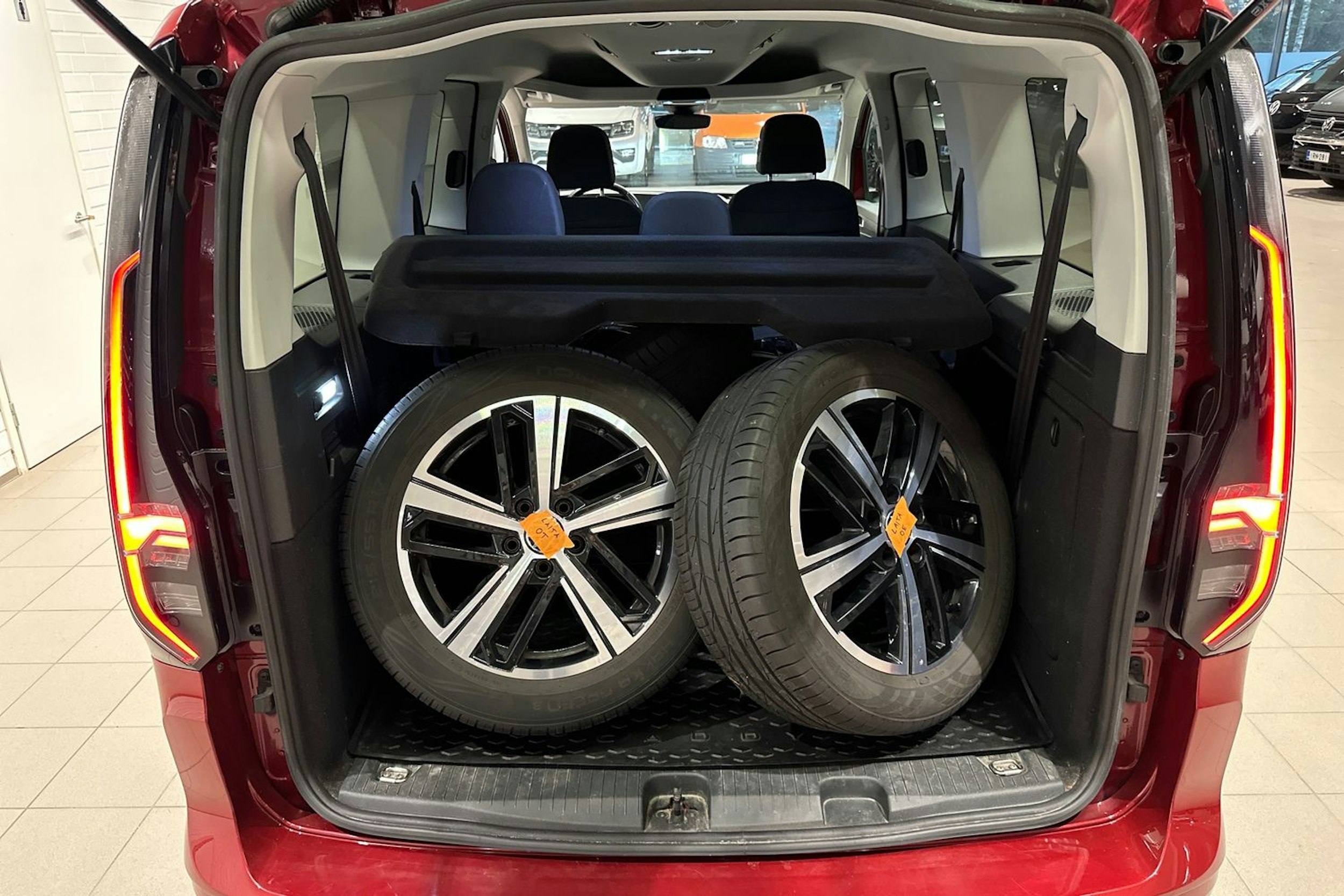 Punainen Volkswagen Caddy Maxi 2021 kuva 30.