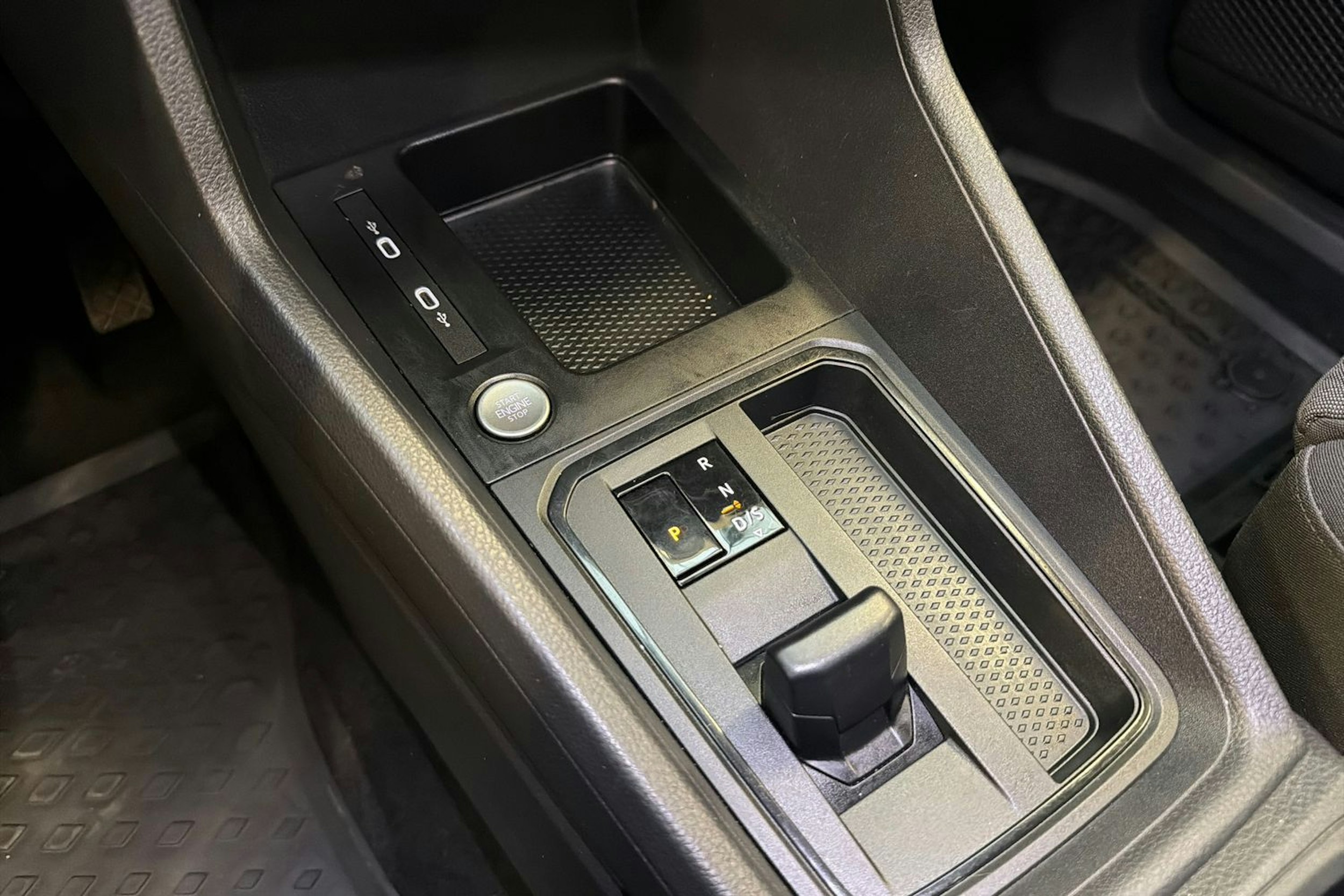 punainen Volkswagen Caddy Maxi 2021 kuva 21.