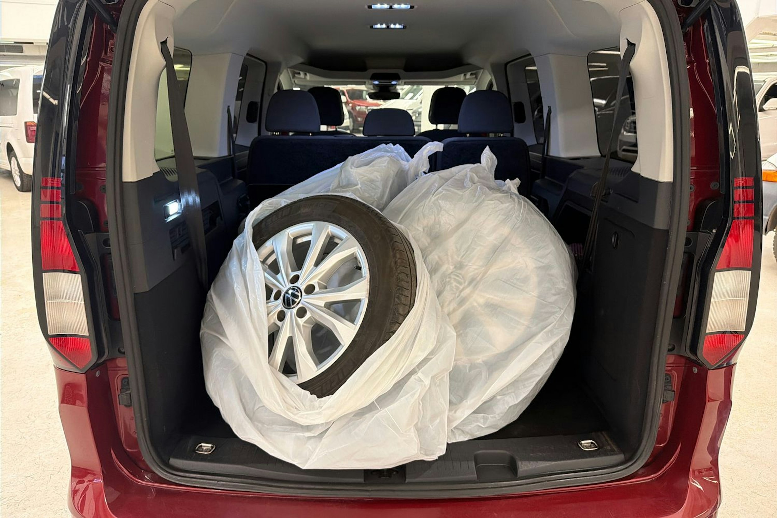 punainen Volkswagen Caddy Maxi 2021 kuva 25.