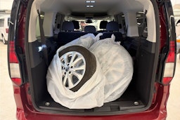 punainen Volkswagen Caddy Maxi 2021 kuva 25.