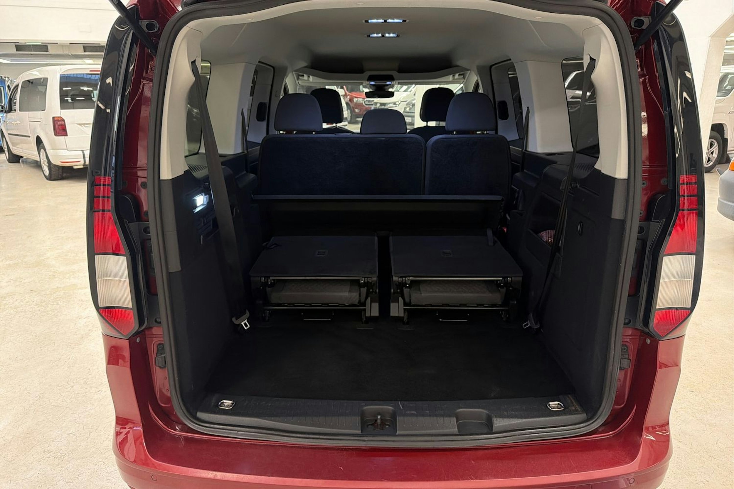 punainen Volkswagen Caddy Maxi 2021 kuva 26.