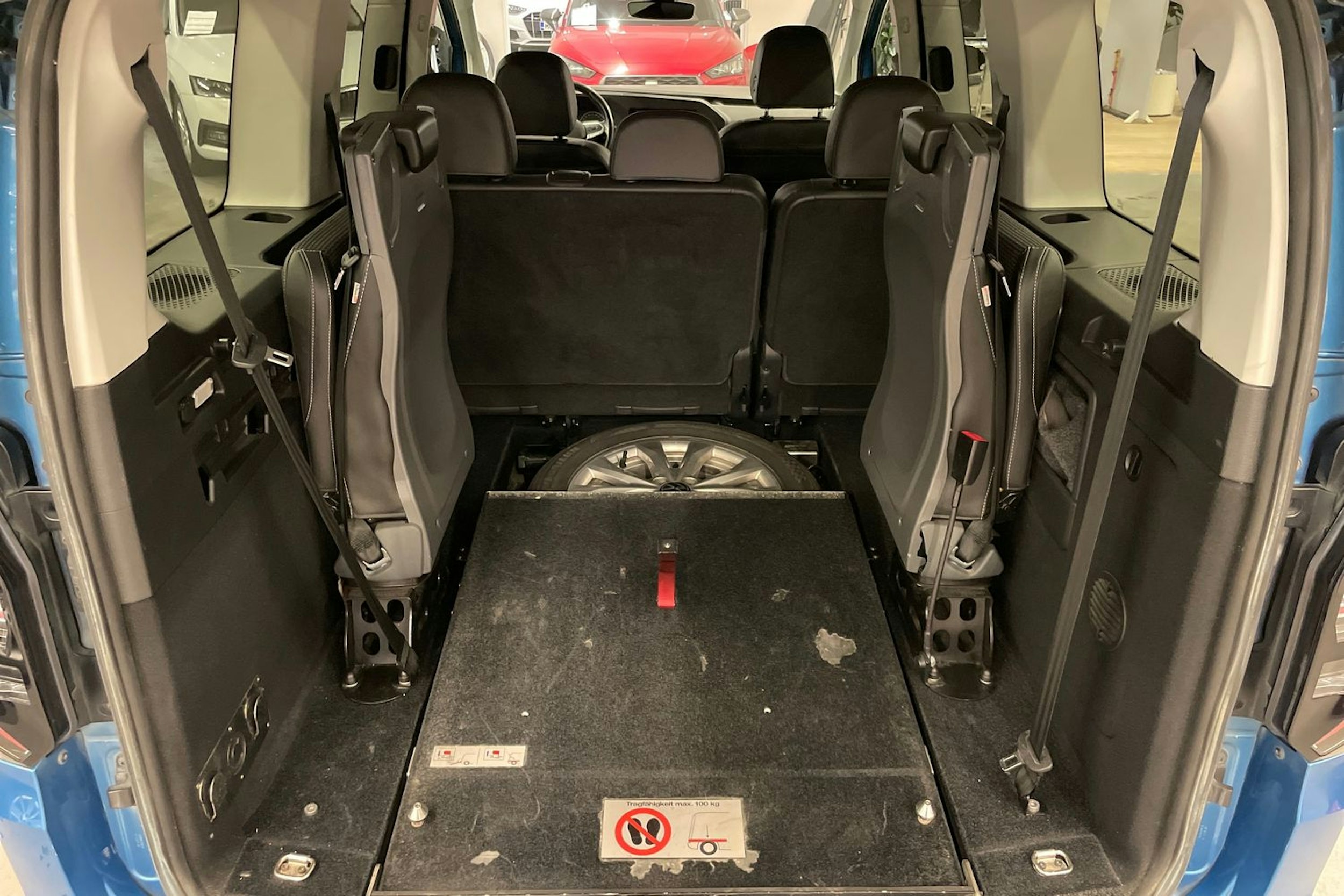 Sininen Volkswagen Caddy Maxi 2021 kuva 10.