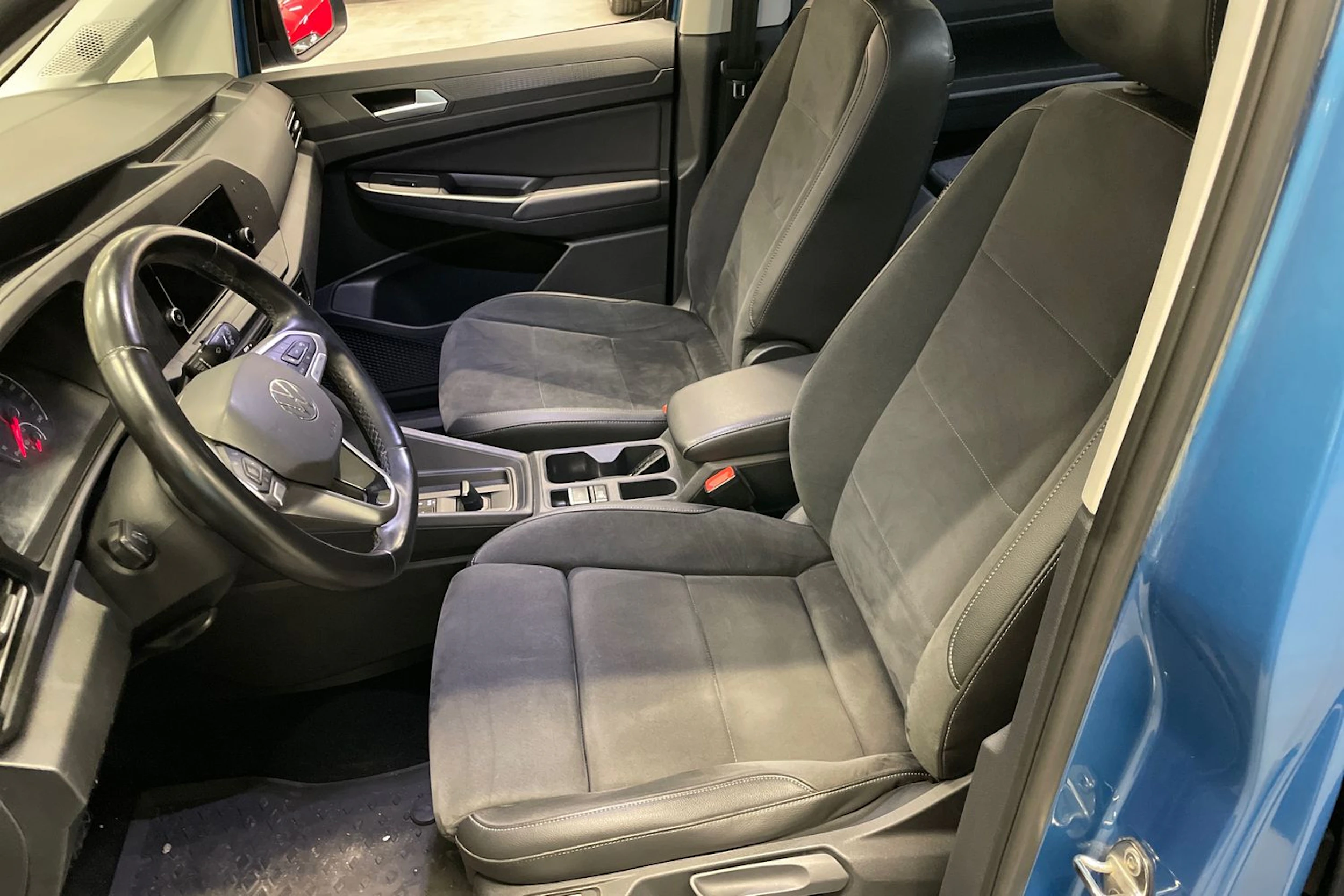 Sininen Volkswagen Caddy Maxi 2021 kuva 24.