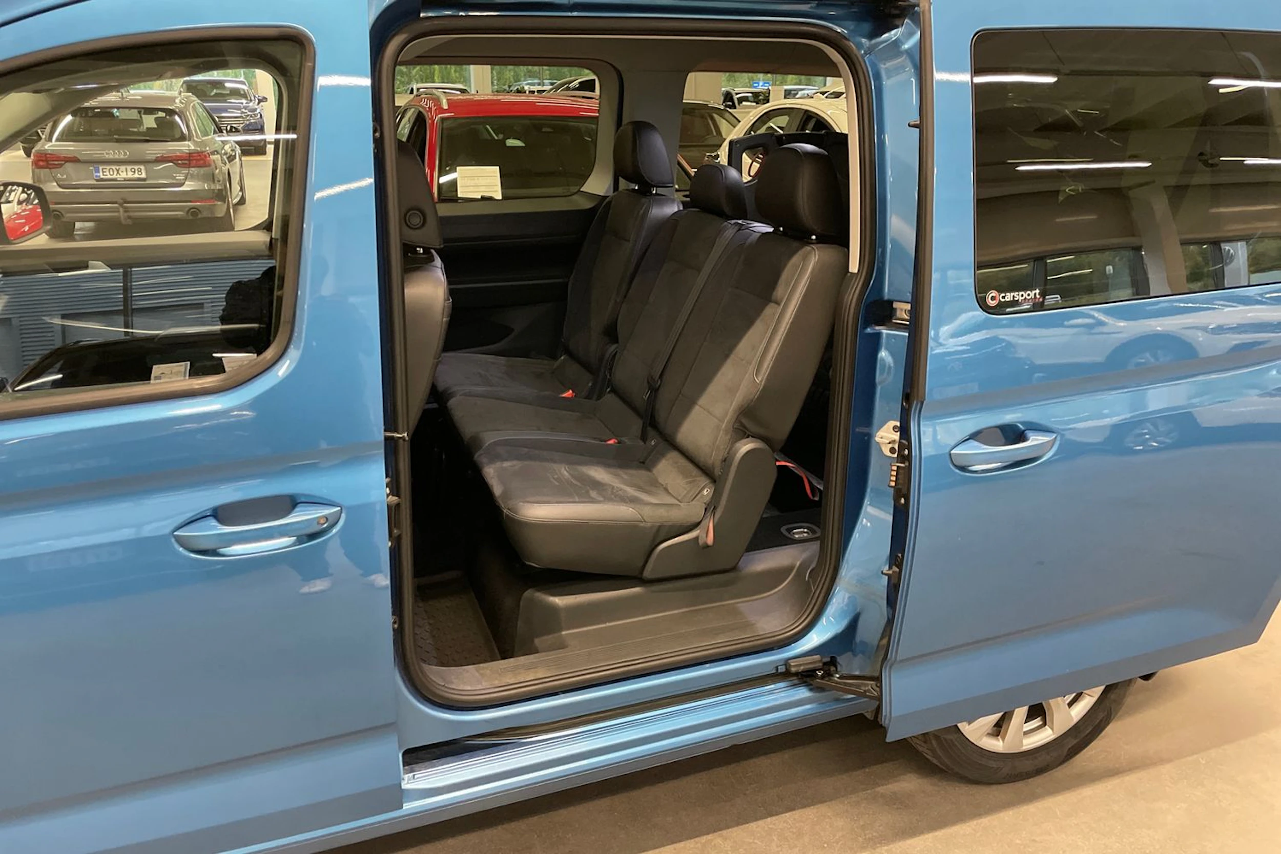Sininen Volkswagen Caddy Maxi 2021 kuva 25.