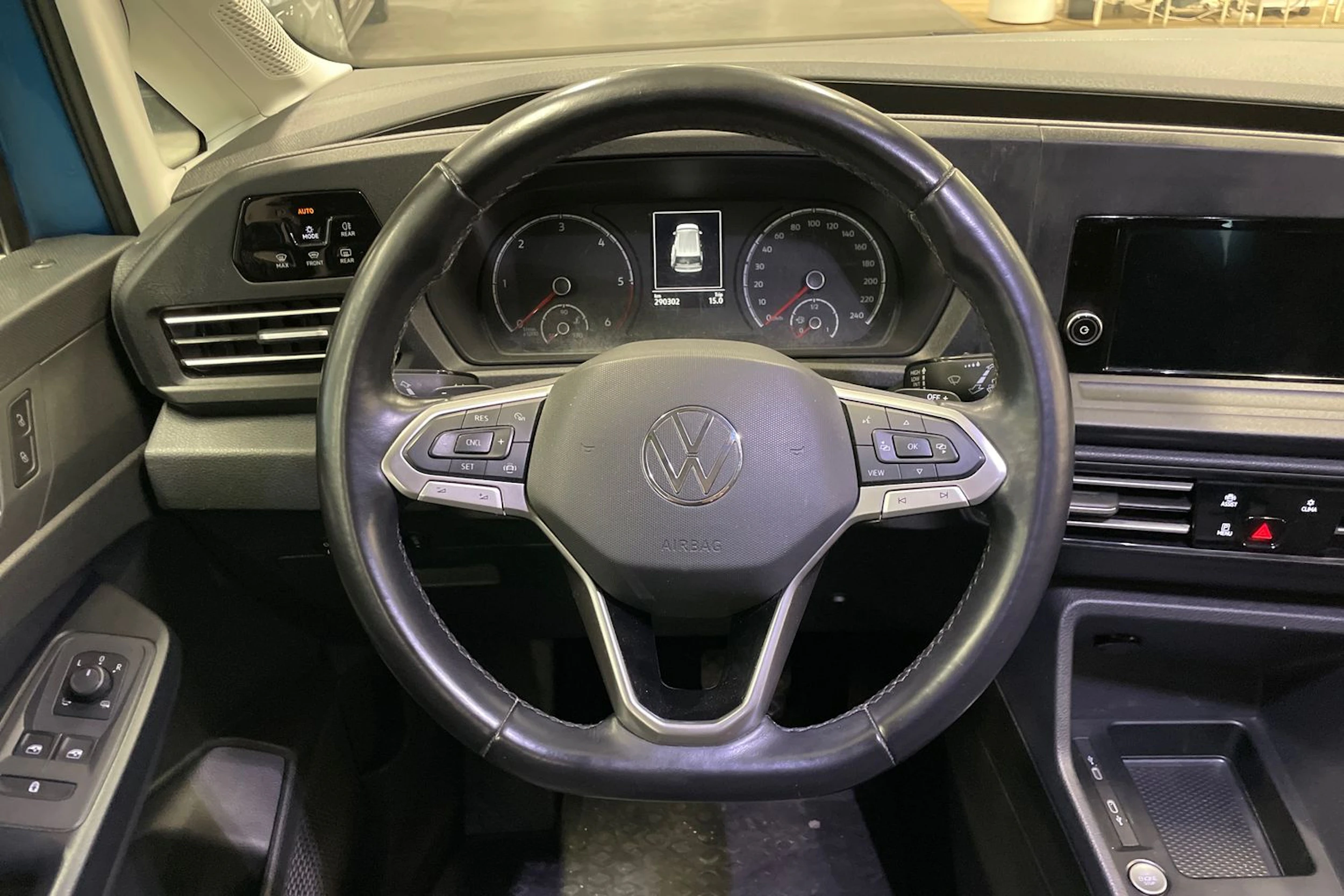 Sininen Volkswagen Caddy Maxi 2021 kuva 26.