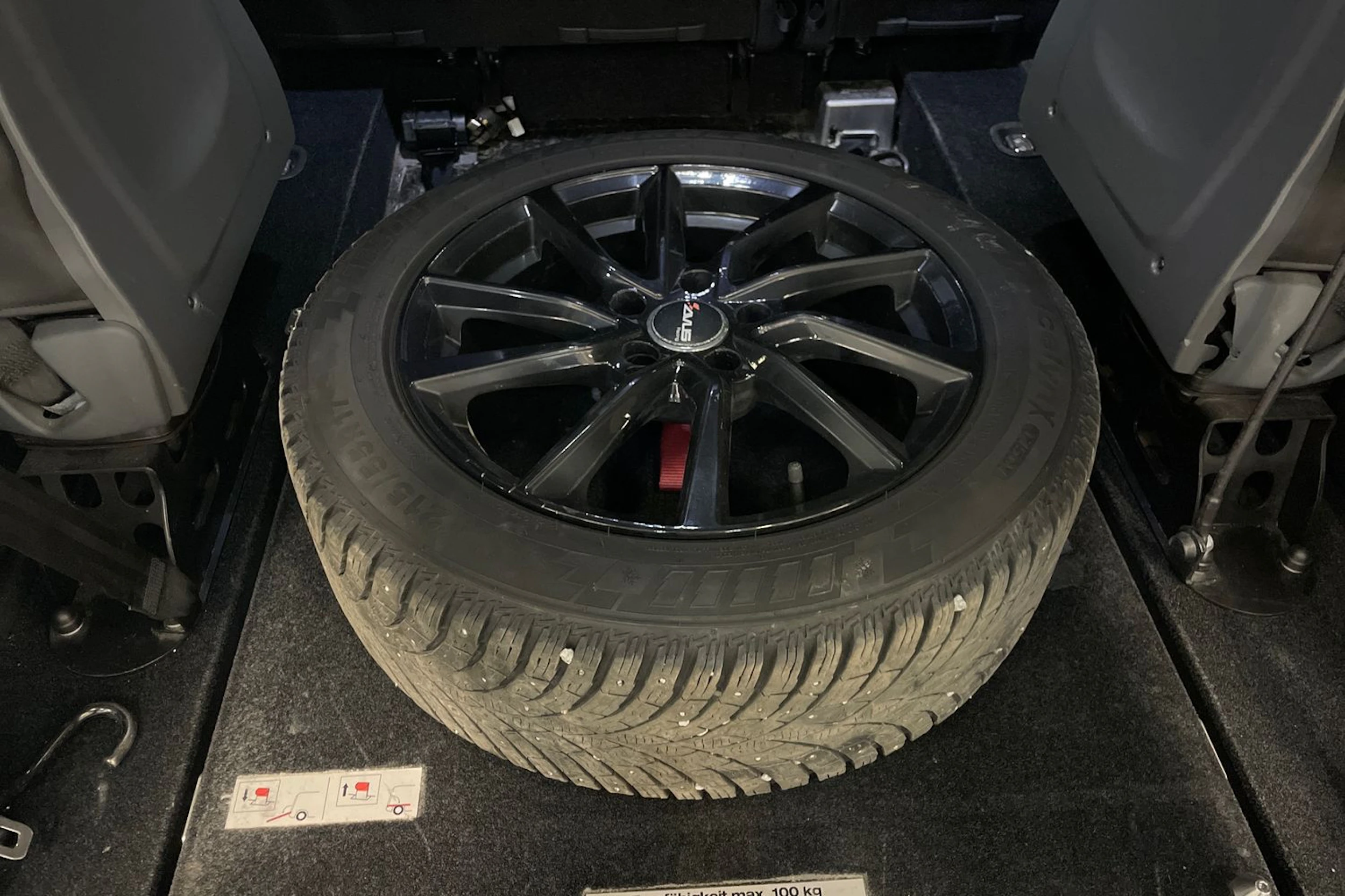 Sininen Volkswagen Caddy Maxi 2021 kuva 27.
