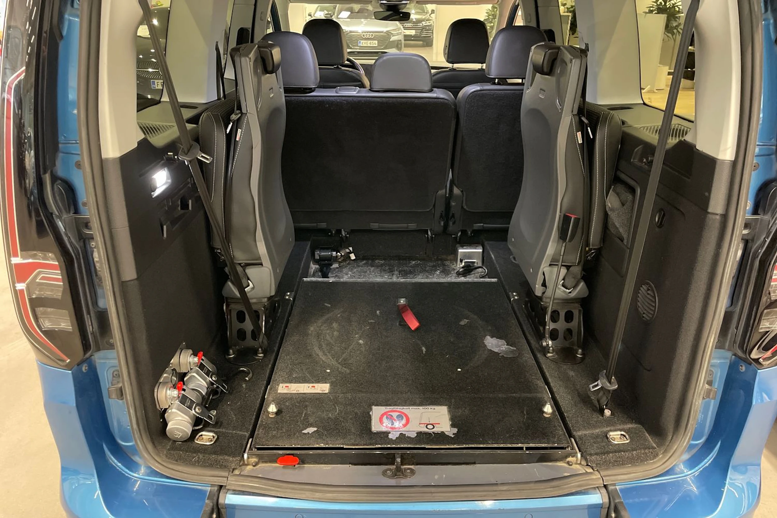 Sininen Volkswagen Caddy Maxi 2021 kuva 29.