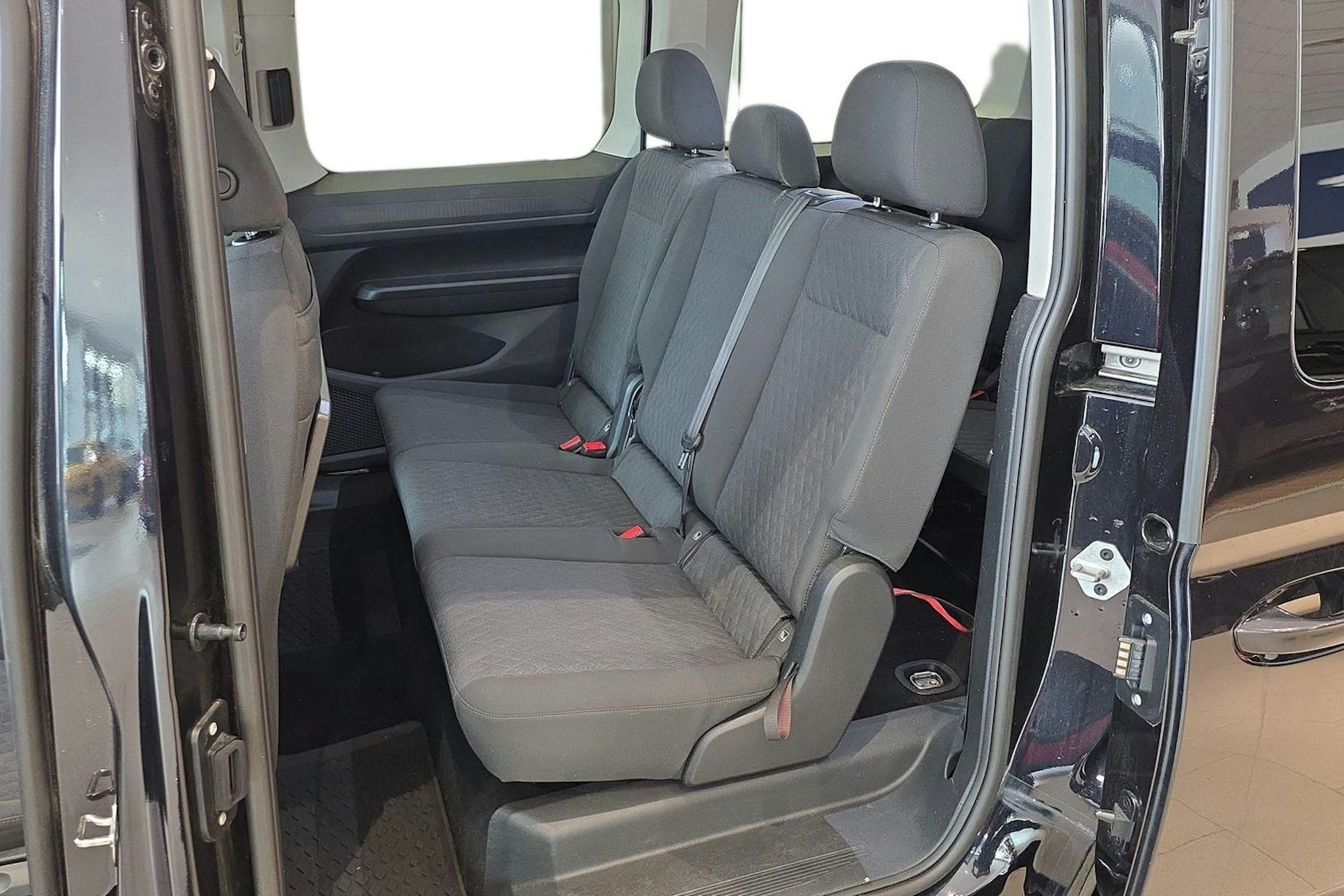 musta Volkswagen Caddy Maxi 2021 kuva 10.