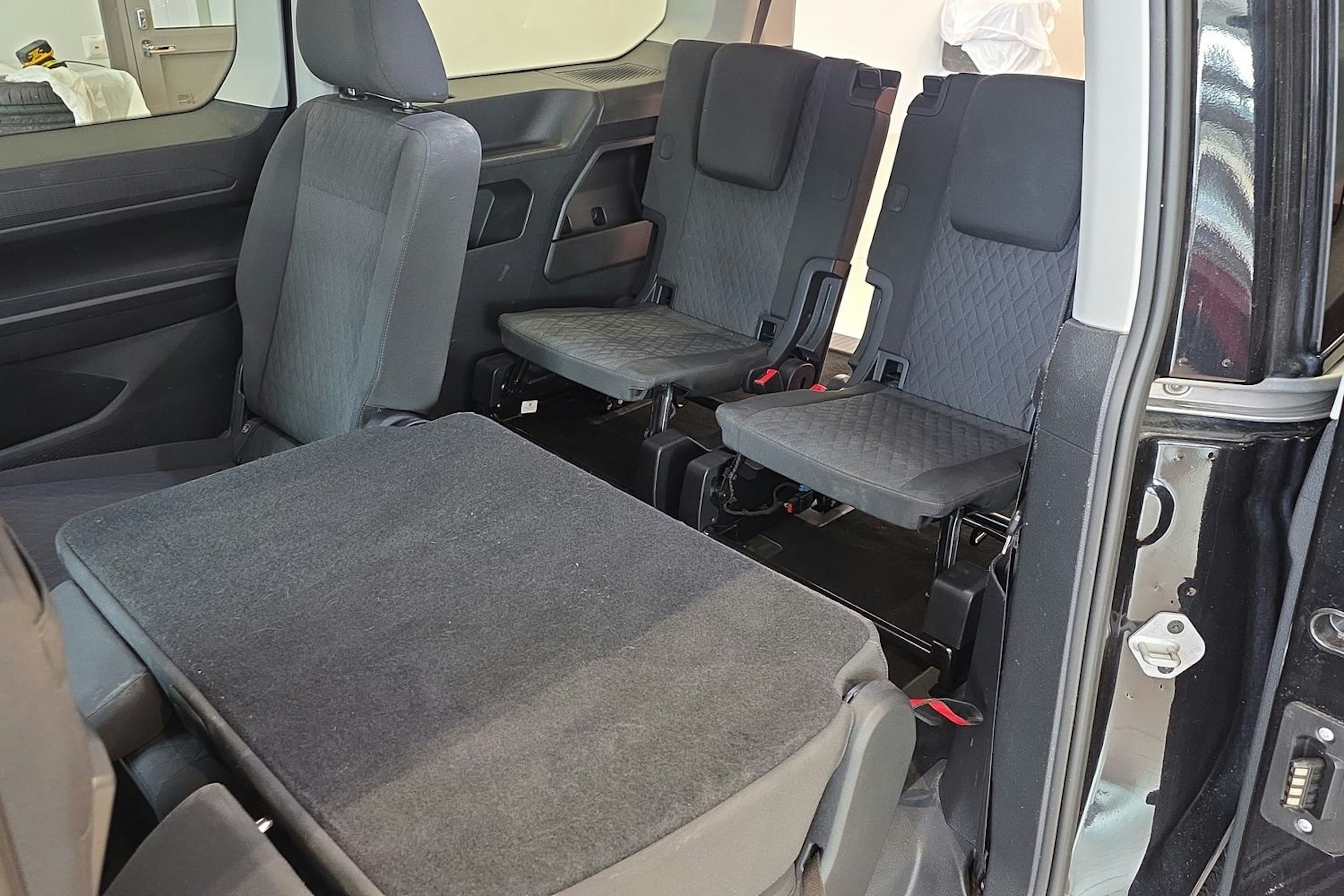 musta Volkswagen Caddy Maxi 2021 kuva 14.