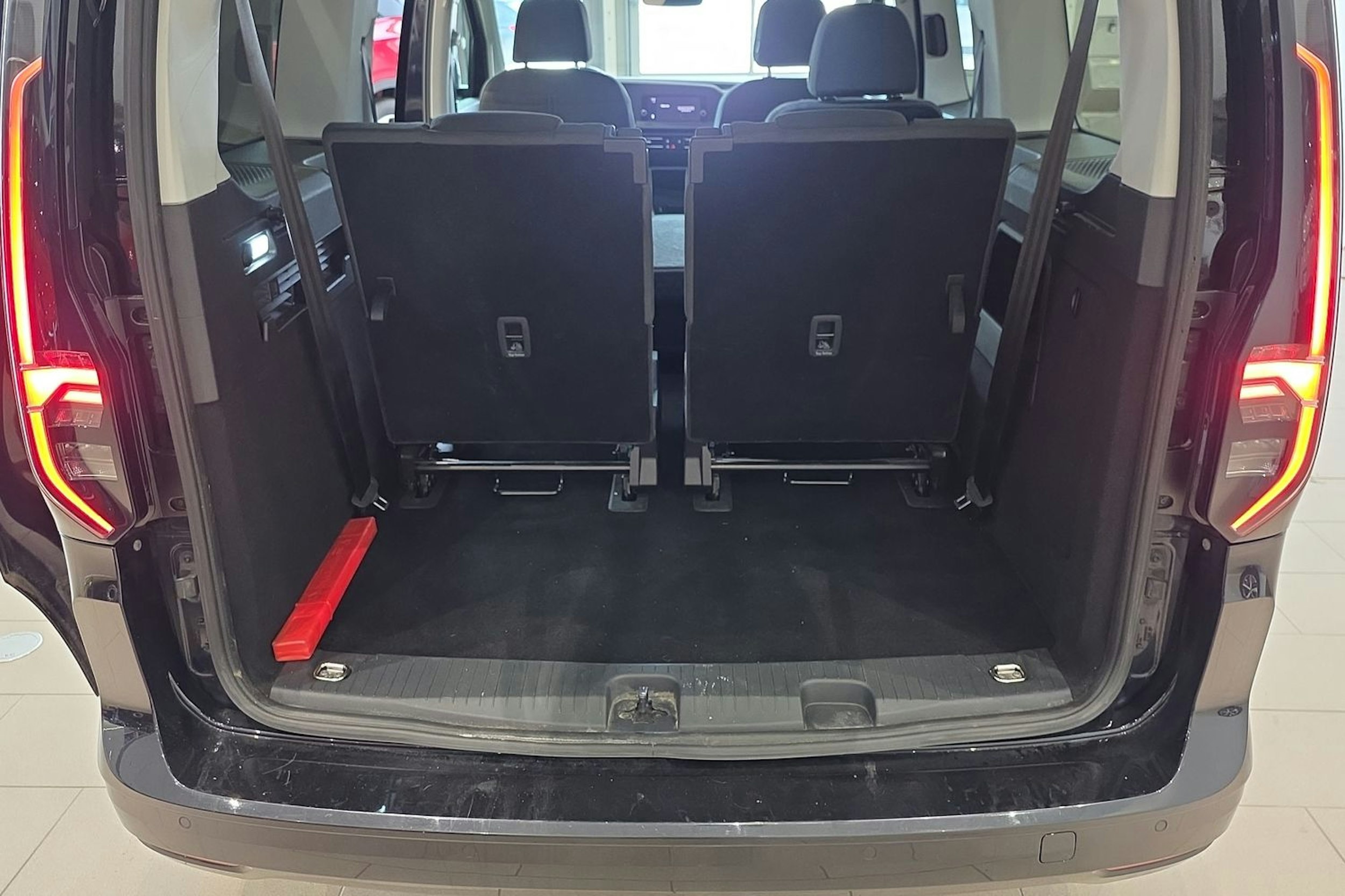 musta Volkswagen Caddy Maxi 2021 kuva 15.