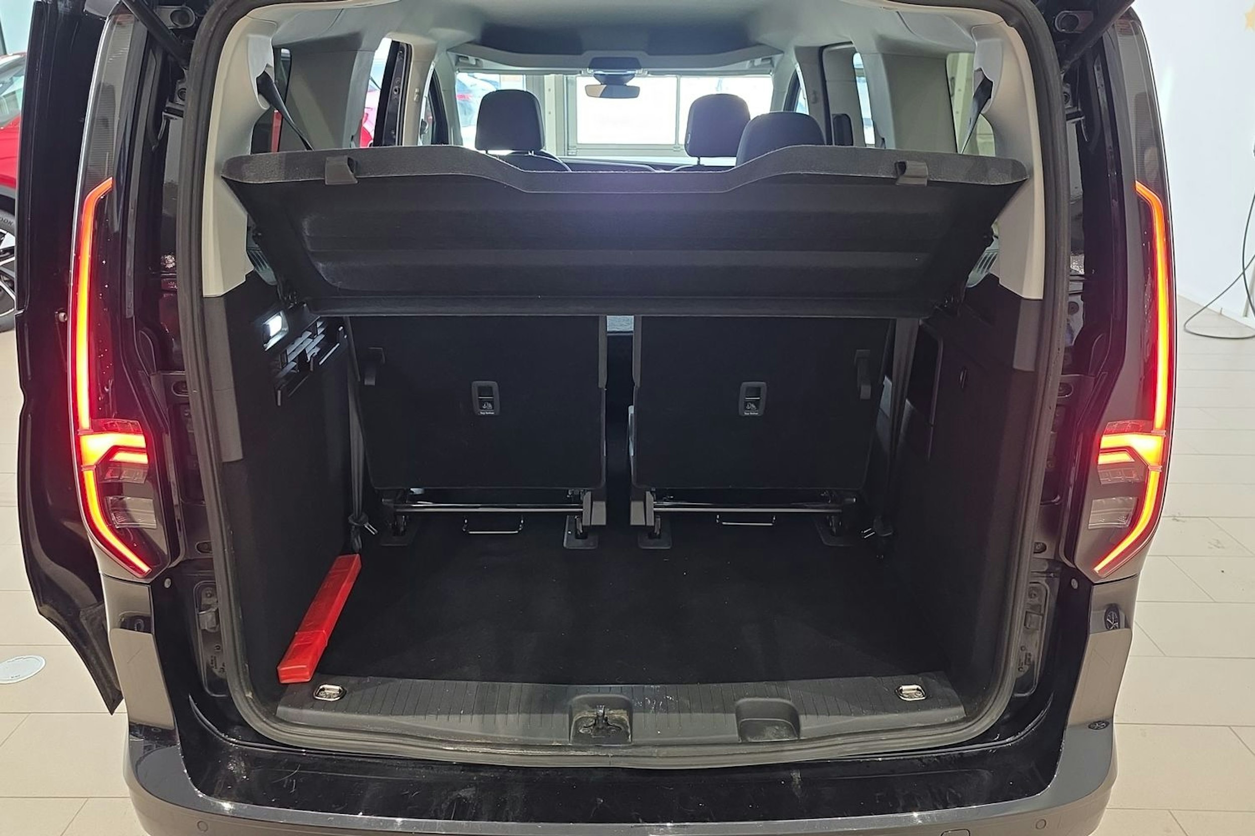 musta Volkswagen Caddy Maxi 2021 kuva 18.