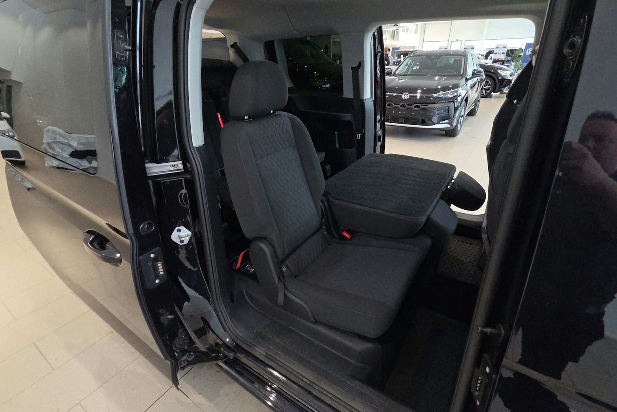 musta Volkswagen Caddy Maxi 2021 kuva 19.
